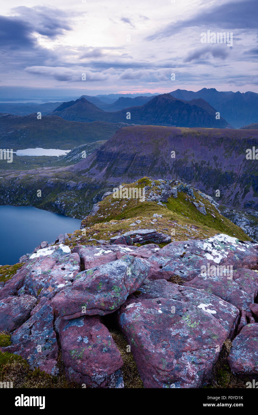 Blick auf Fuar Loch Mor mit der schroffen Bergrücken des Beinn Dearg Mor und An Teallach in der Ferne Stockfoto