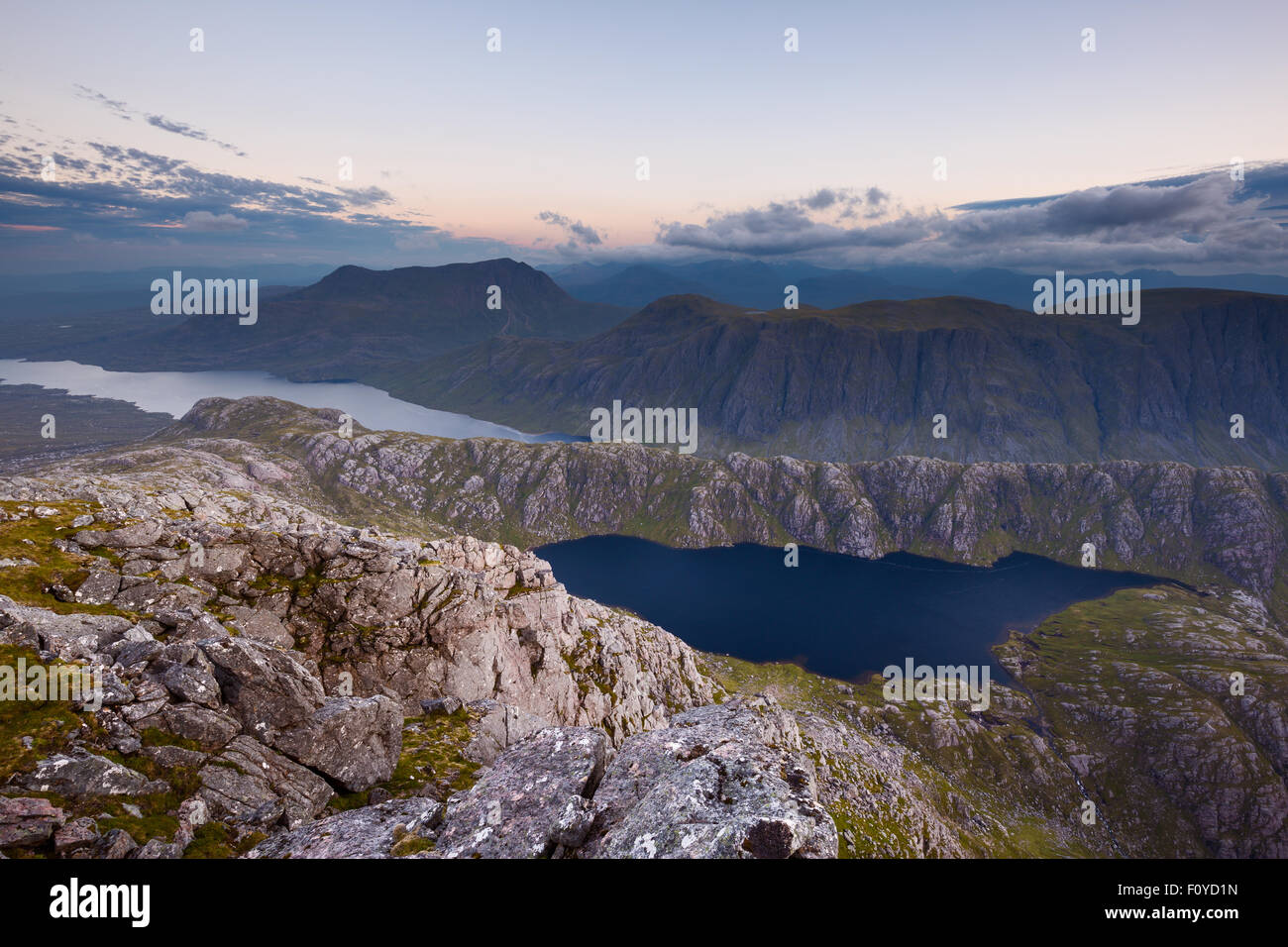 Das dunkle Wasser der Gorm Loch Mor unter A' Mhaighdean. Slioch ist auf der linken Seite hinter Lochan Fada ersichtlich. Stockfoto