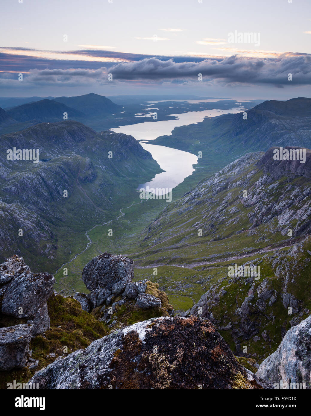 Hoch über Fionn Loch: die Ansicht von A' Mhaighdean in der Dämmerung Stockfoto
