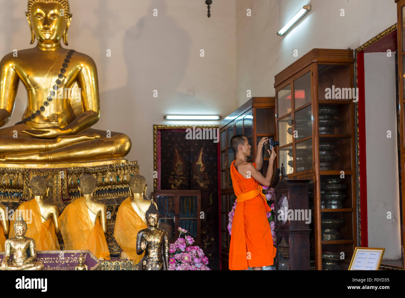 Buddhistischer Mönch fotografieren im Wat Pho, Bangkok, Thailand Stockfoto