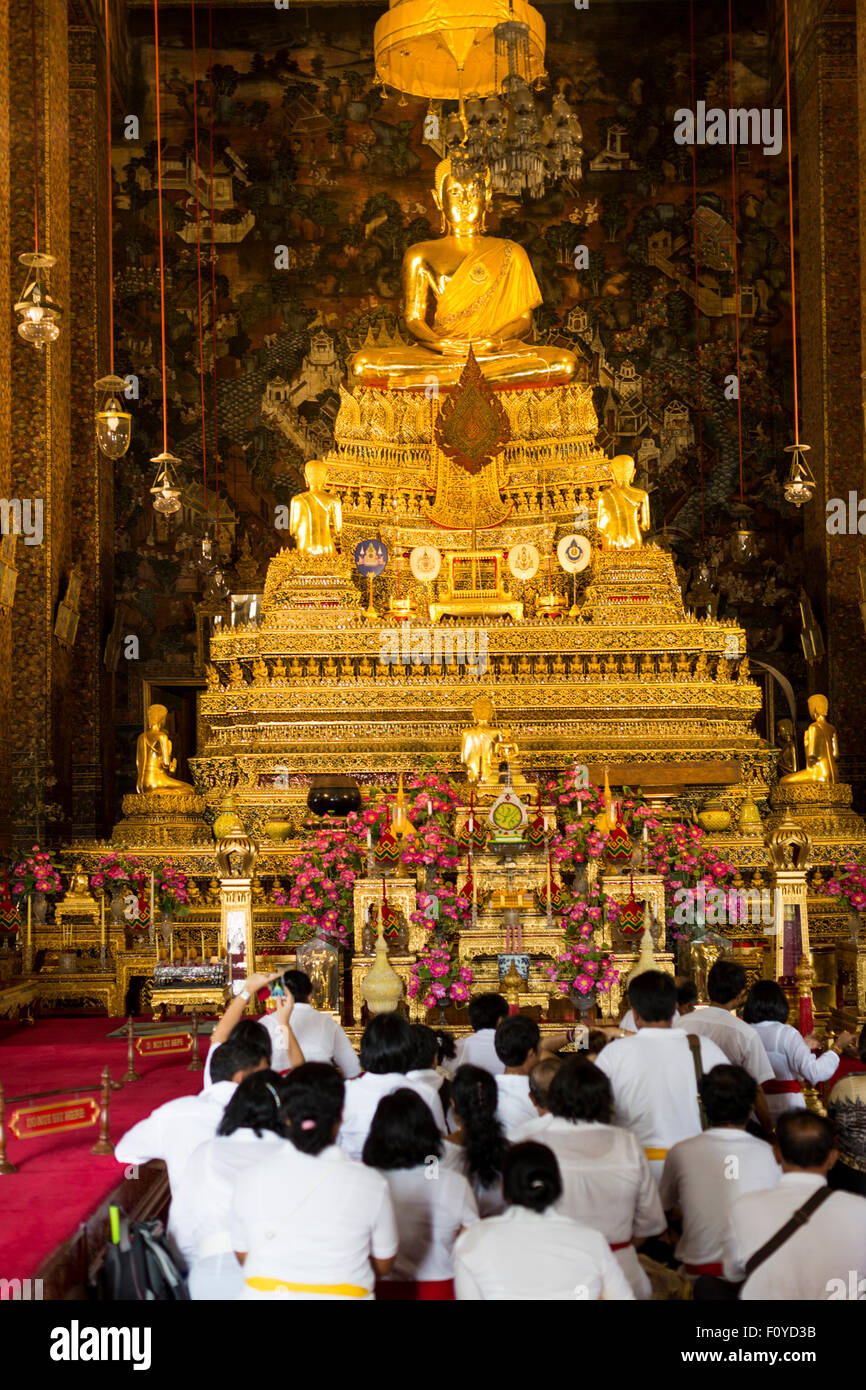 Besuchergruppe Anbetung im Wat Pho, Bangkok, Thailand Stockfoto