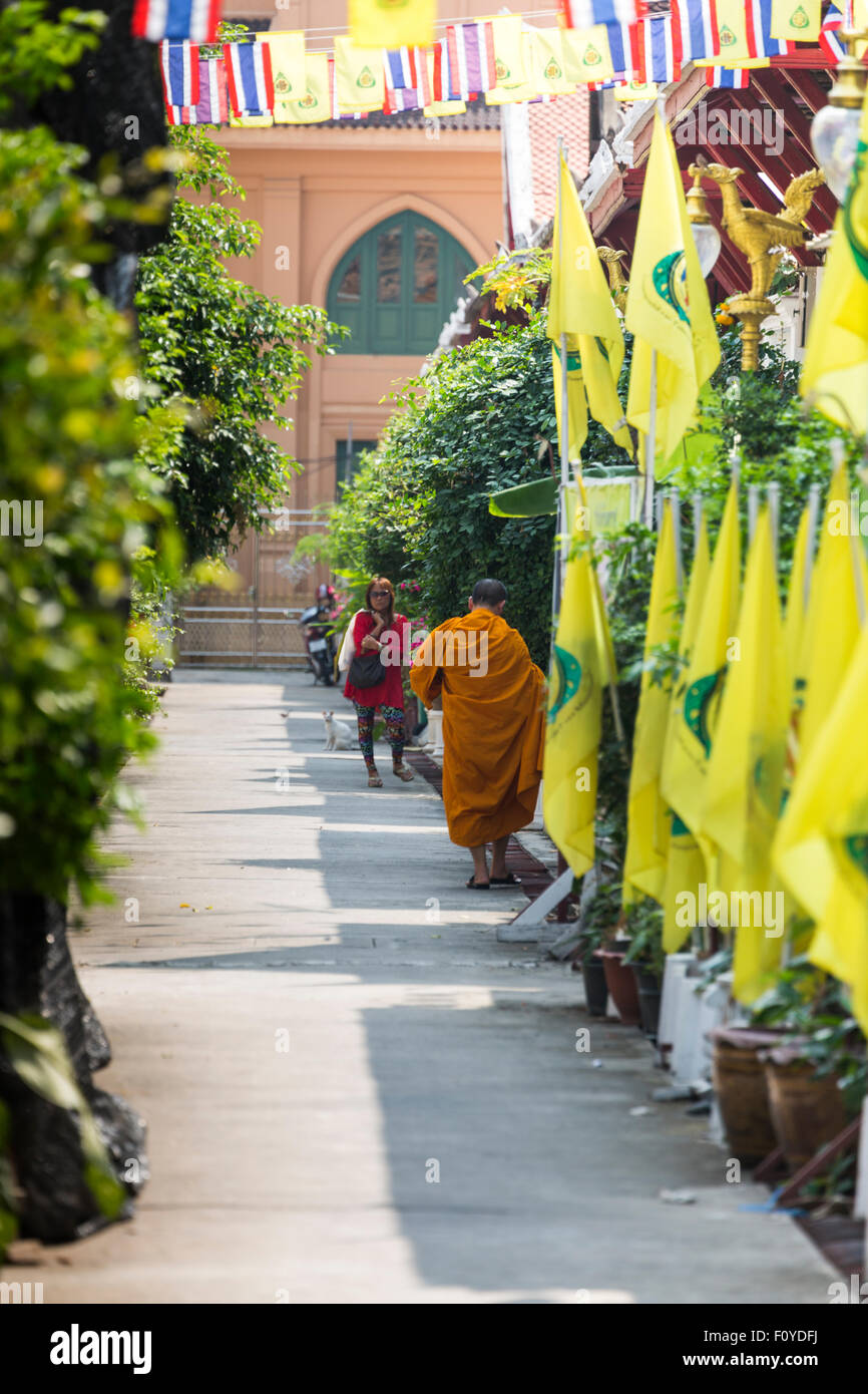 Buddhistischer Mönch auf Seite Straße mit Fahnen, Bangkok, Thailand Stockfoto