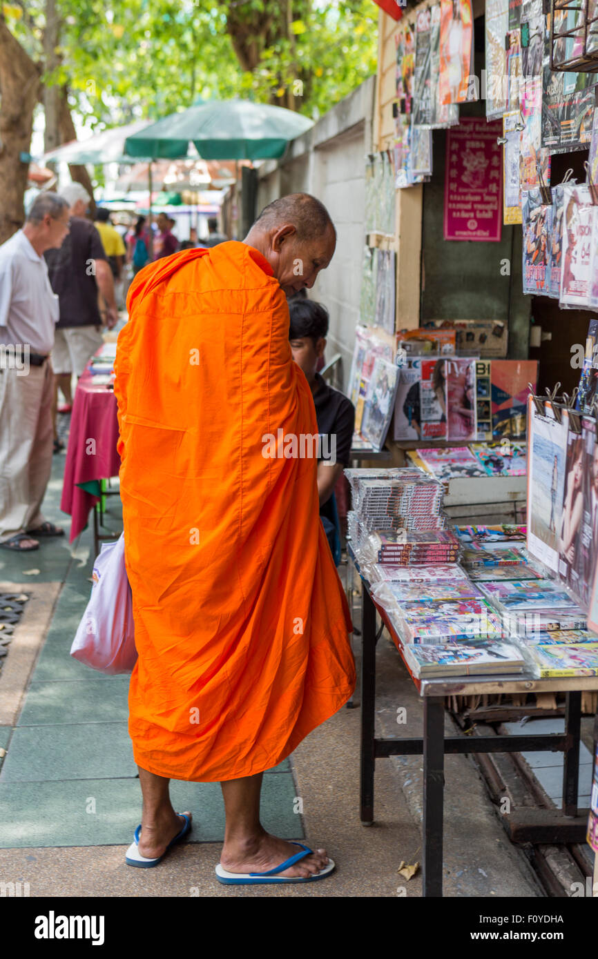 Buddhistischer Mönch Einkaufen bei Straßenmarkt in Bangkok, Thailand Stockfoto