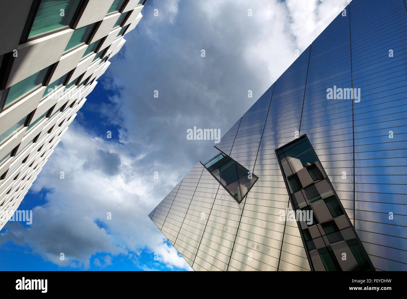 Moderne Architektur in Dublin Hafengebiet an einem schönen Tag Stockfoto