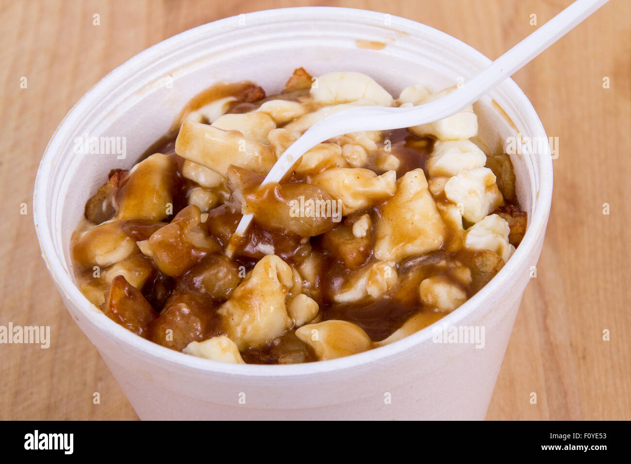 Poutine kanadische Fastfood Mahlzeit mit Käsebruch, Soße und Pommes frites Stockfoto