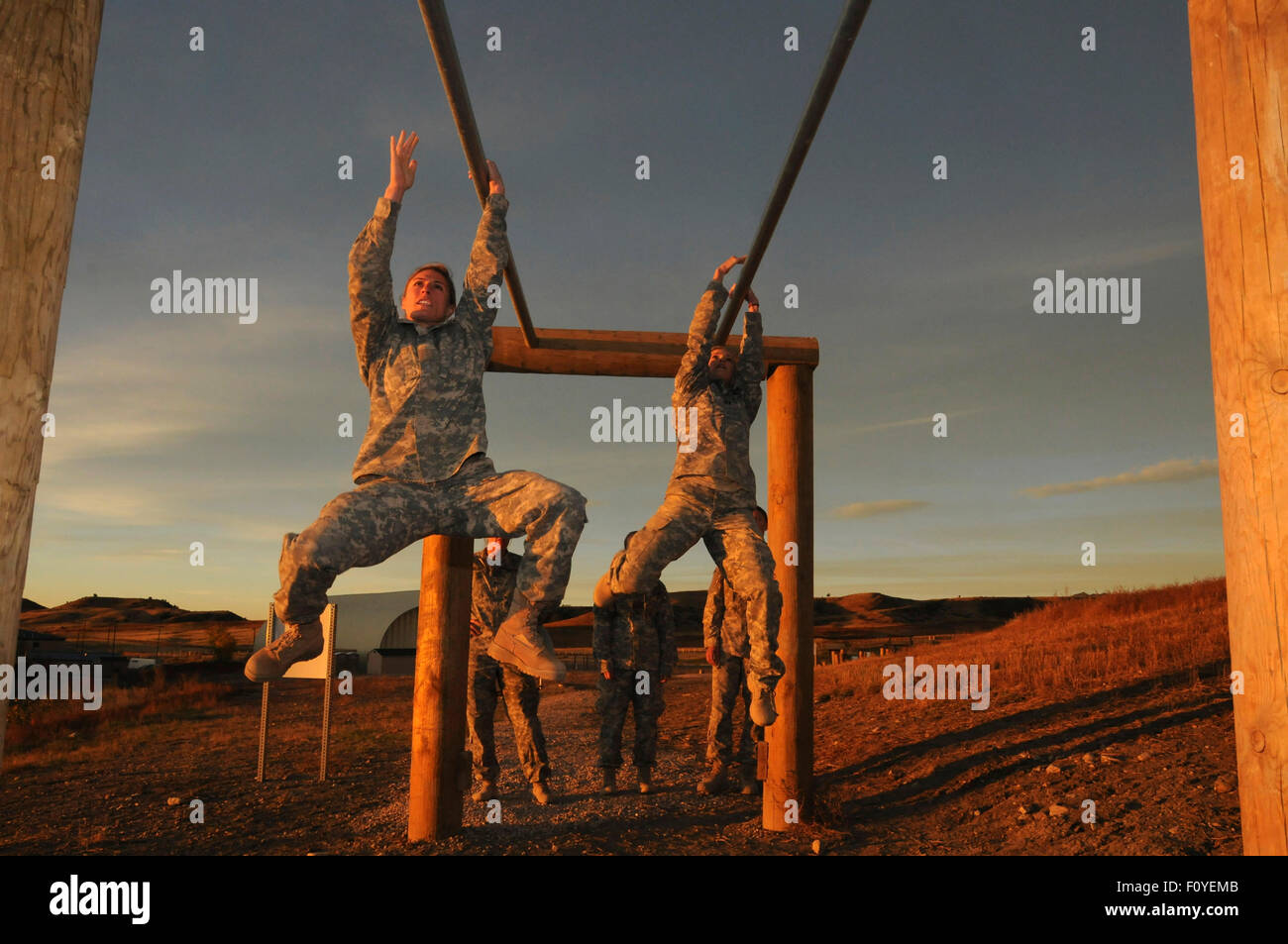 US Army 1st Lt. Shaye Haver, links, Traversen, die ein Hindernis während der Ranger Assessment Kurs in Fort Carson zur Verbesserung des Teilnehmers Chancen der Vollendung Ranger School 24. Oktober 2014 in Colorado Springs, Colorado statt. Haver zusammen mit Kameraden wurde Kapitän Kristen Griest die ersten Frauen aus der Elite-Ranger-Schule am 21. August 2015 zu absolvieren. Stockfoto