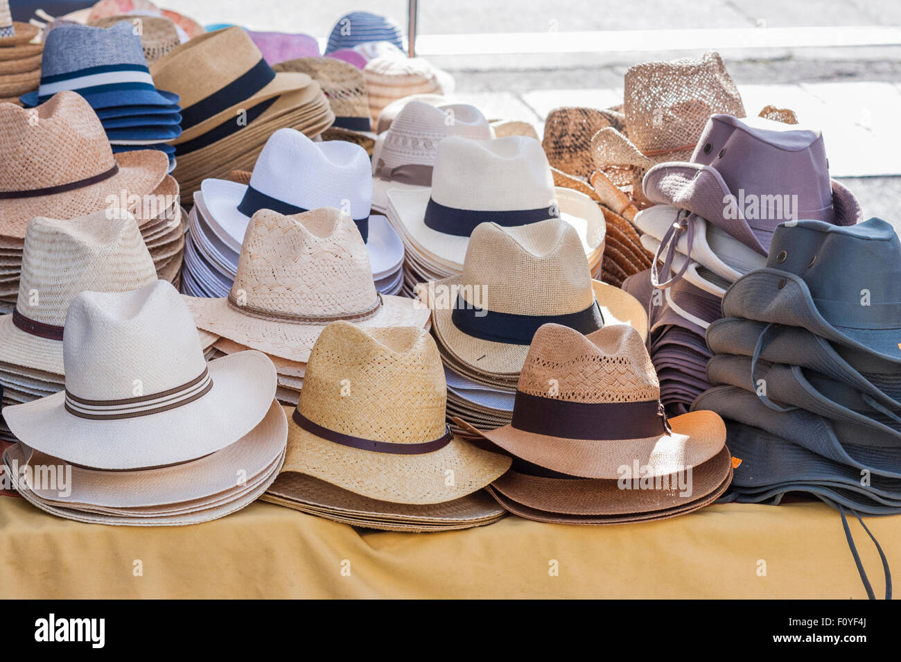 Alle Arten von Hüte für Männer auf den Verkauf in einem Stand eines lokalen Marktes Stockfoto