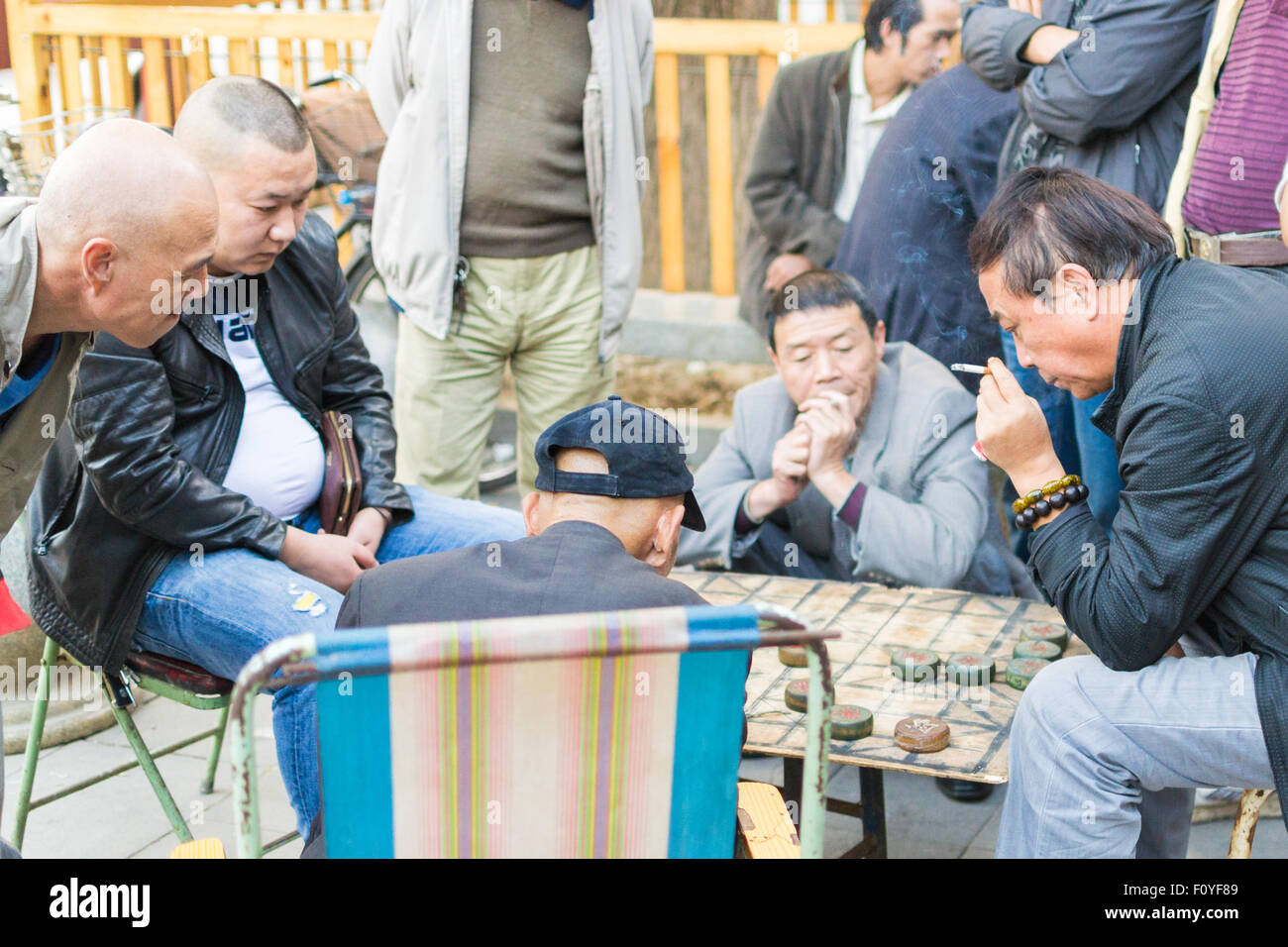 Chinesische Männer die Zeit draußen spielen Mahnverfahren (Chinesisches Schach). Stockfoto