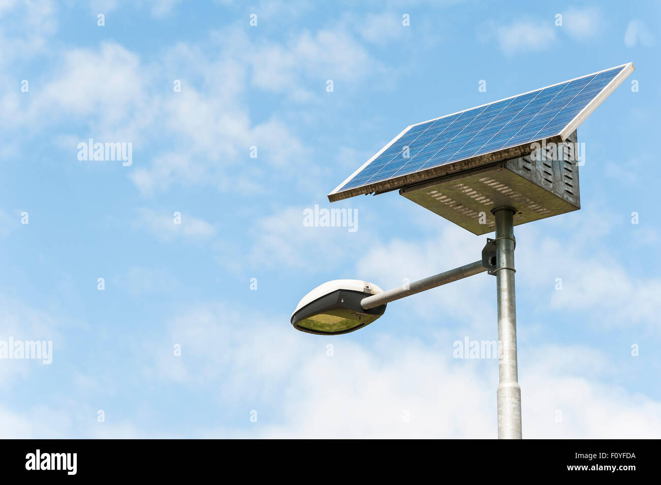 Straßenlaterne powered by ein Solar-Panel mit einer Batterie Stockfoto