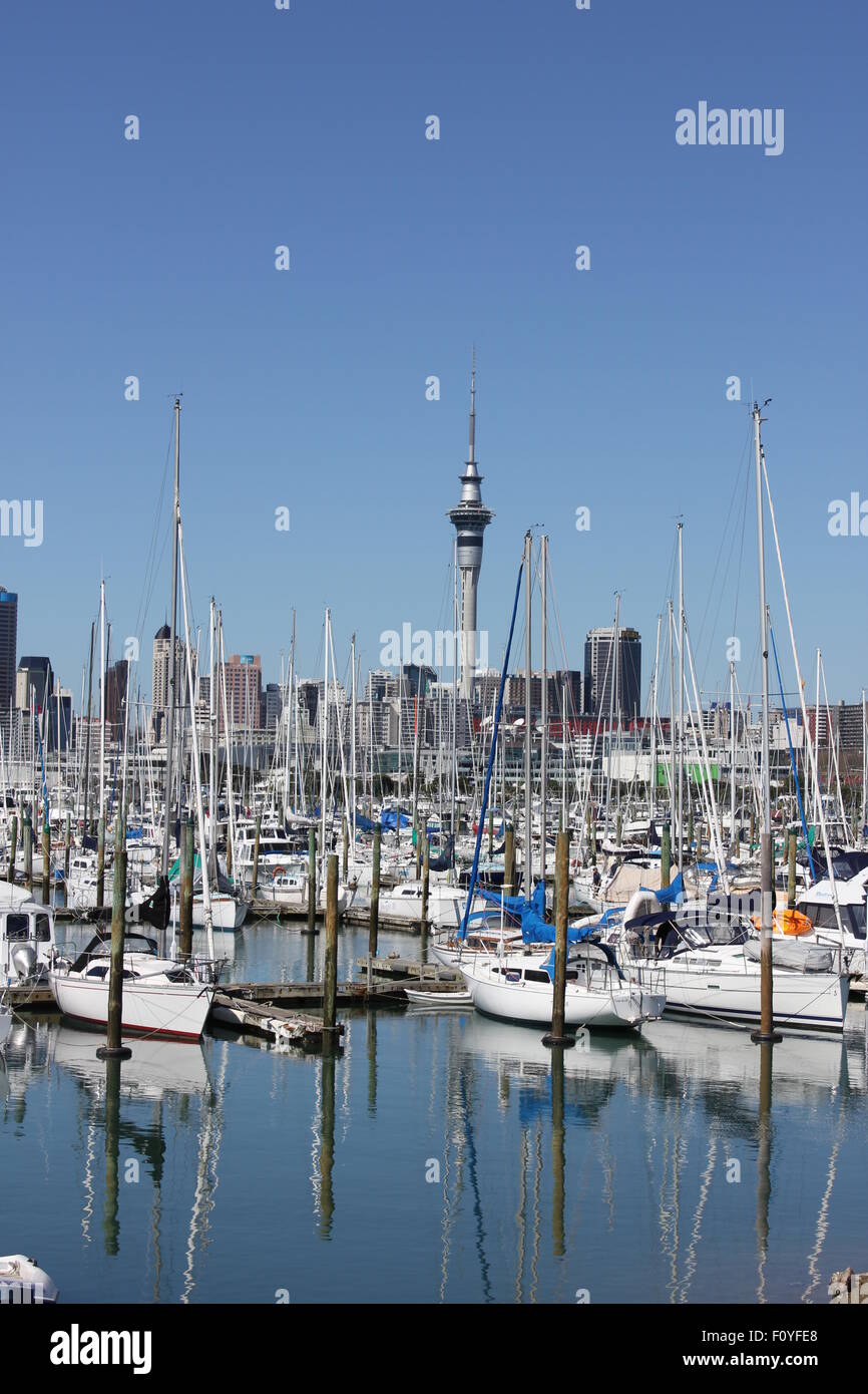 Auckland Sky Tower an klaren Tag von Yacht Club mit festgemachten Jachten aus gesehen Stockfoto