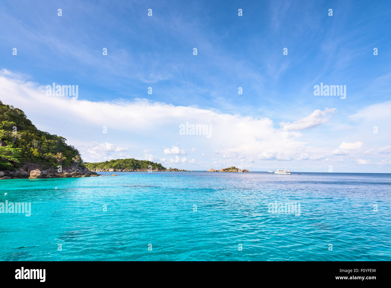 Schöne Landschaft klare blaue Wasser Meer der Honeymoon Bay ist eine berühmte Attraktionen für Tauchen auf Ko Miang in Mu Ko Similan Insel Stockfoto