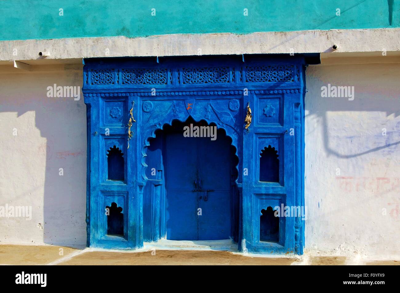 Hell blau dekorative Tür in Orchha Dorf, Madhya Pradesh. Stockfoto