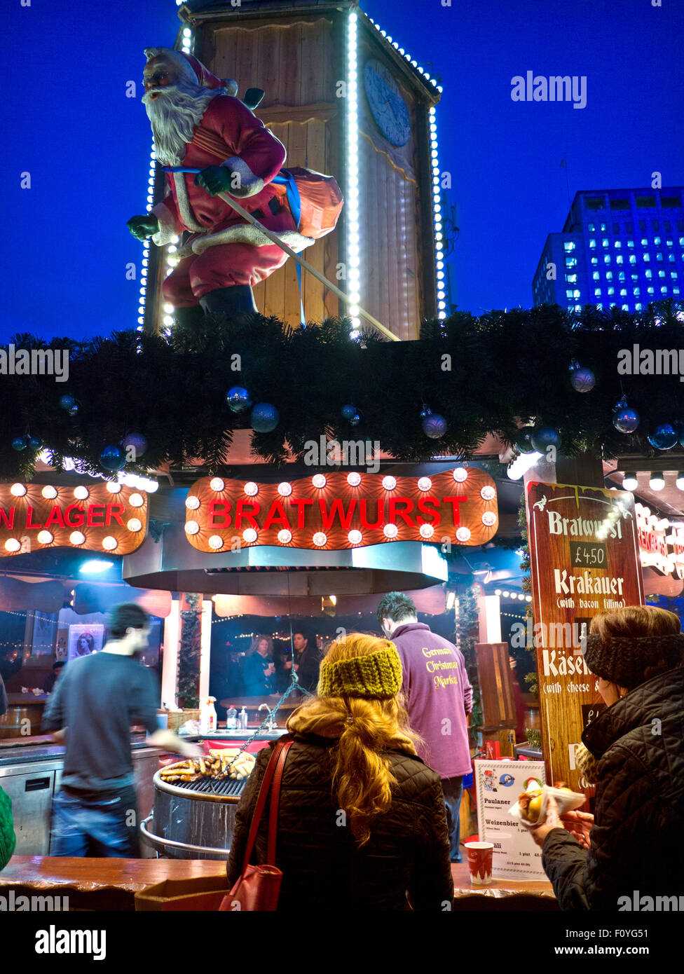 Weihnachten SOUTHBANK Deutscher Weihnachtsmarkt Garküche bei Nacht beleuchtet der South Bank London, Großbritannien Stockfoto