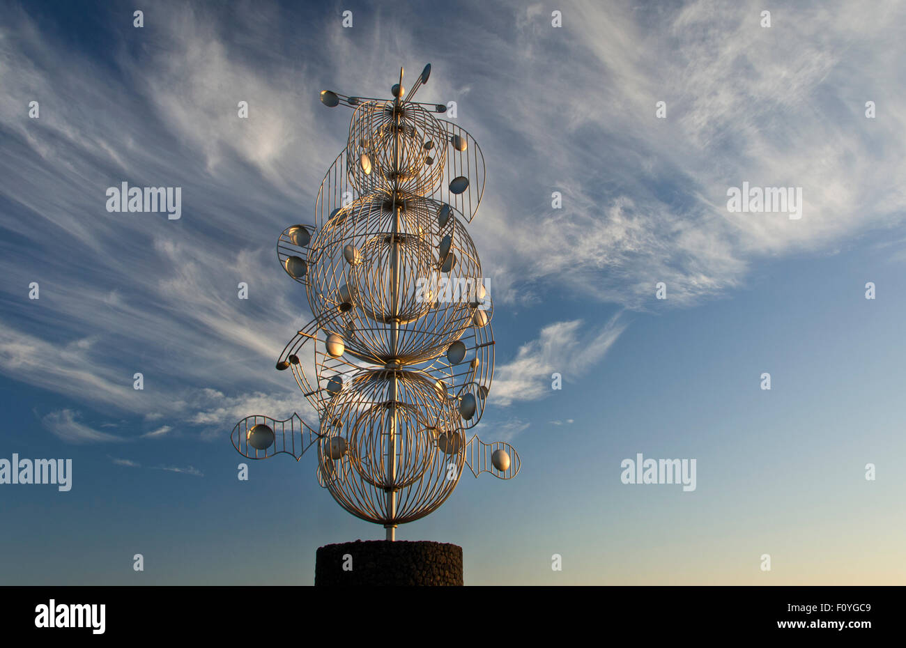 MANRIQUE Wind Skulptur auf öffentlichen Straßen bei Sonnenuntergang Cesar Manrique, Tahiche Lanzarote Kanarische Inseln Spanien Stockfoto