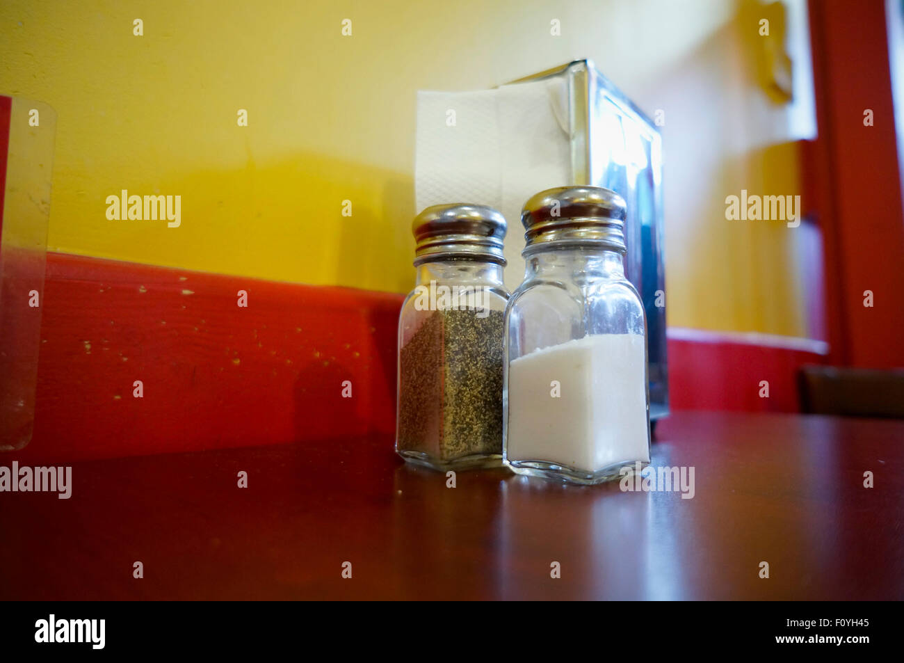 Salz- und Pfefferstreuer in einem mexikanischen Diner. Stockfoto