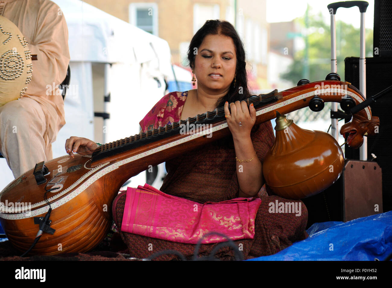 Die indische Ensemble Gruppe, Surabhi. Saraswathi Ranganathan auf dem South Indian Veena Instrument. Stockfoto