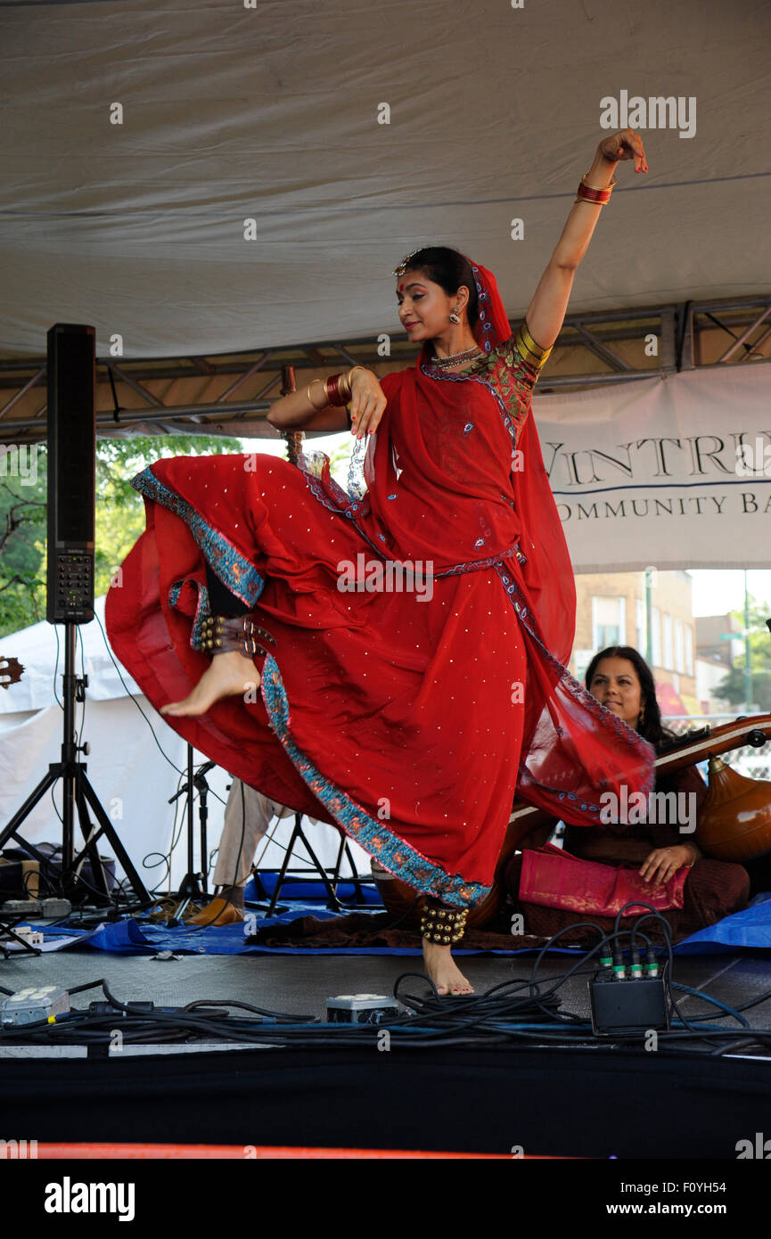 Die indische Ensemble Gruppe, Surabhi. Saraswathi Ranganathan auf dem South Indian Veena Instrument. Stockfoto
