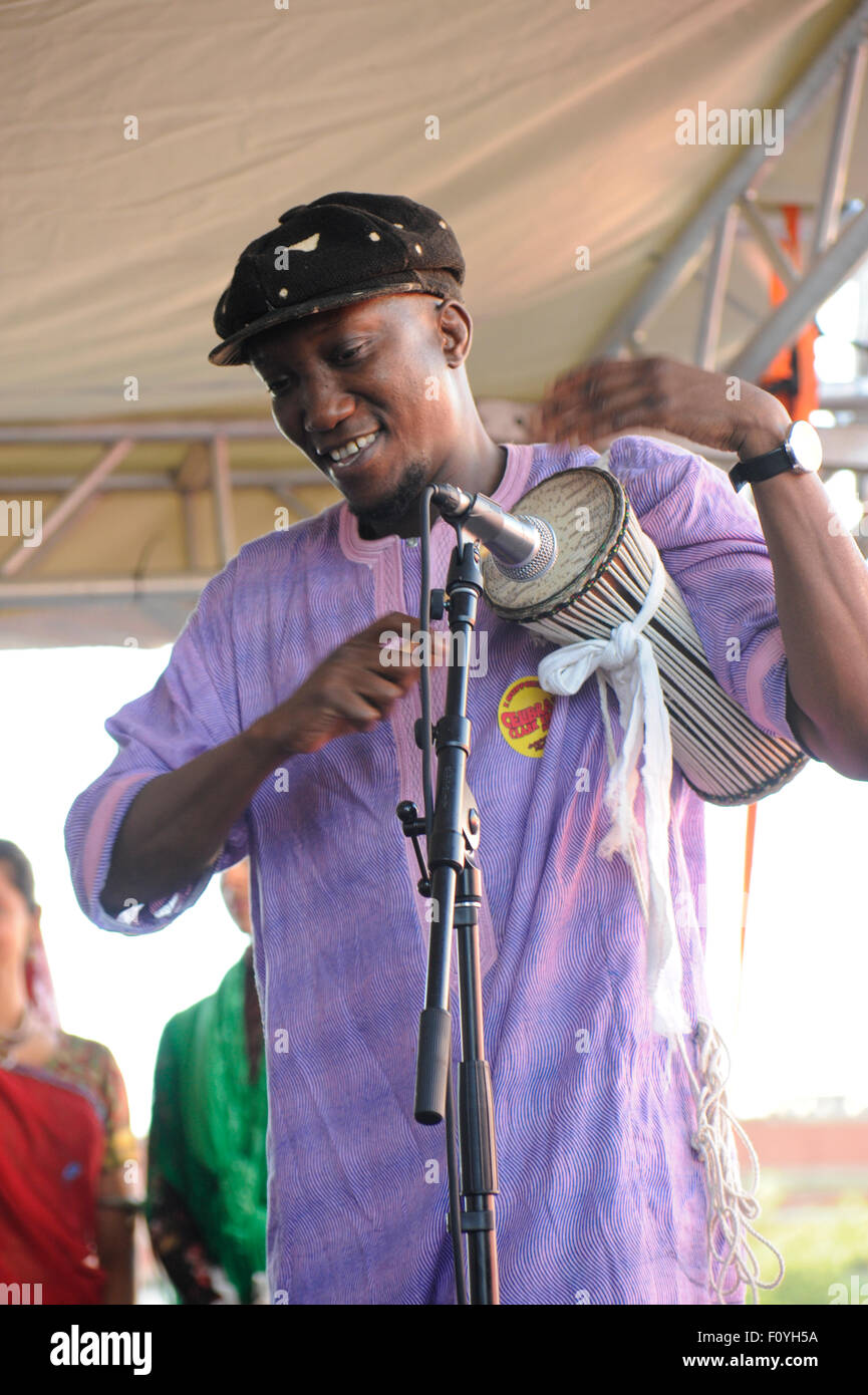 Senegalesischer Perkussionist, Mamadou Tama, spielen mit den Ensemble Surabhi Gruppe. Afrikanischen Senegal Musik gespielt wird. Stockfoto