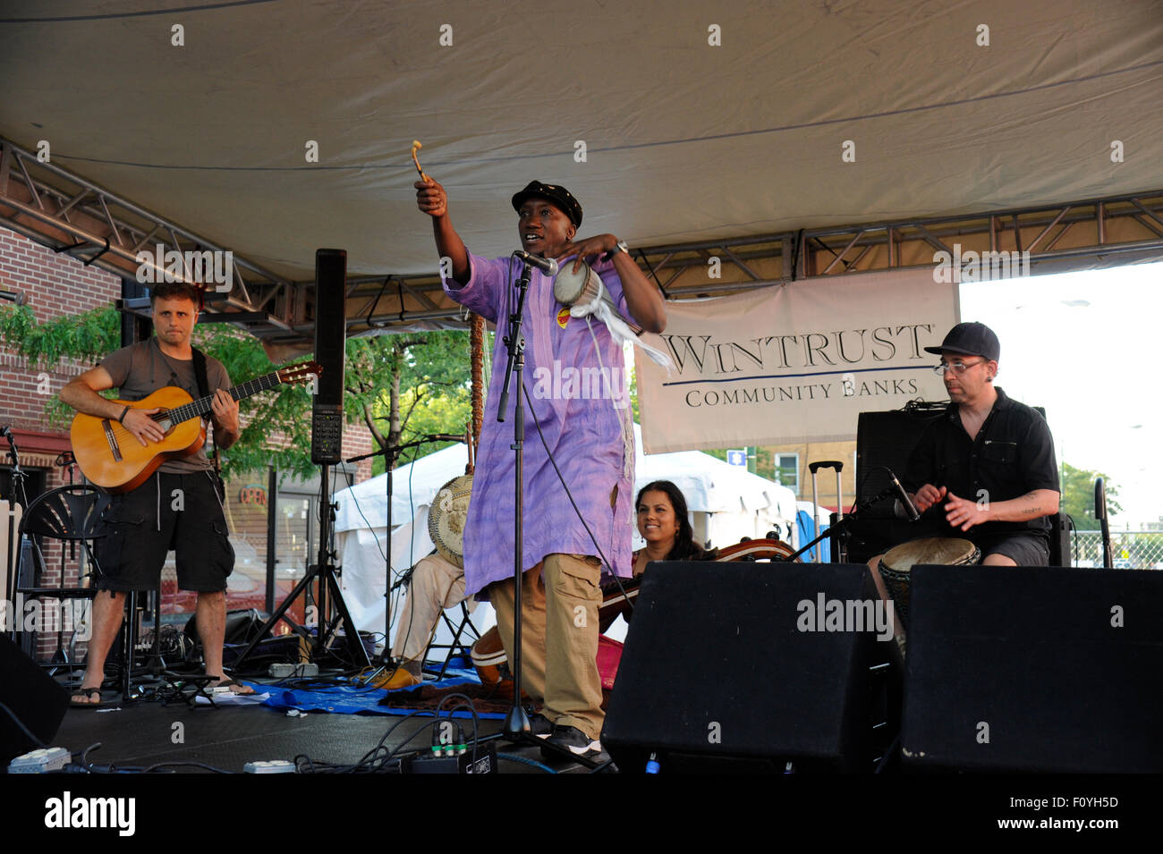 Senegalesischer Perkussionist, Mamadou Tama, spielen mit den Ensemble Surabhi Gruppe. Afrikanischen Senegal Musik gespielt wird. Stockfoto