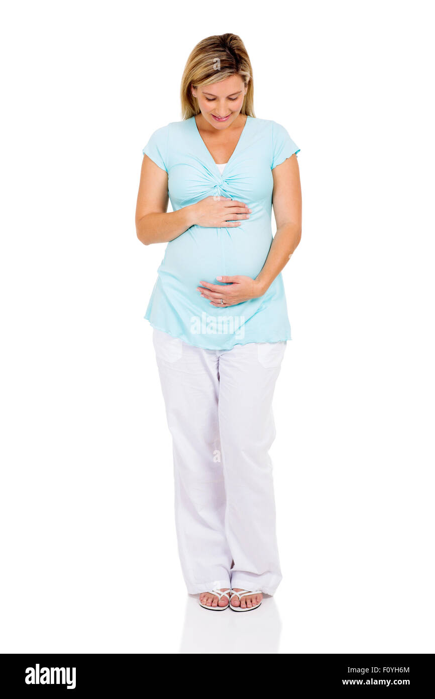 glücklich schwanger Frau mit Händen auf Magen isoliert auf weißem Hintergrund Stockfoto
