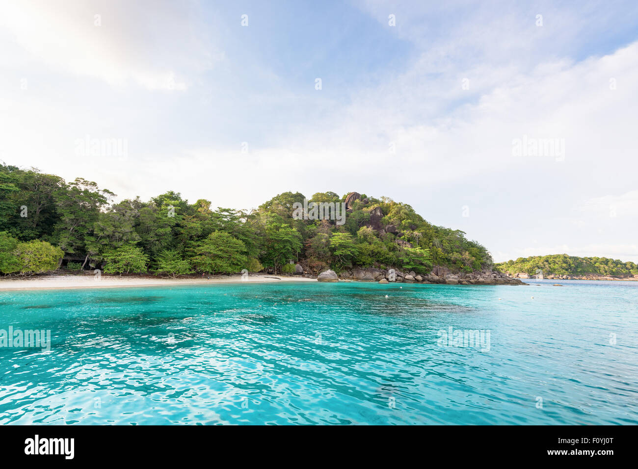 Schöne grüne blaue Meer kleine Strand von Honeymoon Bay ist eine berühmte Attraktionen zum Tauchen auf Ko Miang Insel im Koh Similan Stockfoto