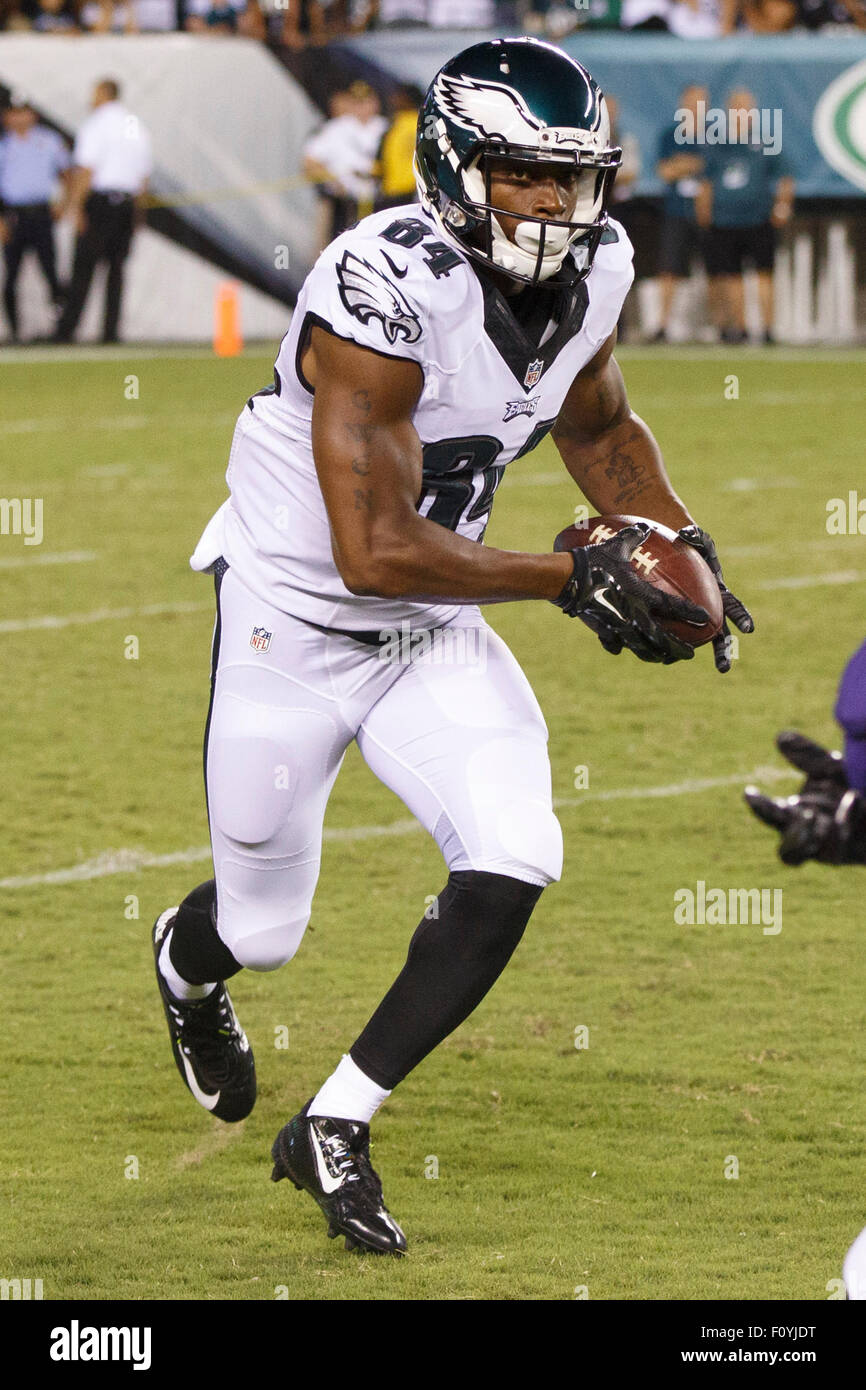 22. August 2015: Philadelphia Eagles Wide Receiver Mike Johnson (84) läuft mit dem Ball nach dem Fang während der NFL Preseason-Spiel zwischen den Baltimore Ravens und die Philadelphia Eagles am Lincoln Financial Field in Philadelphia, Pennsylvania. Die Philadelphia Eagles gewann 40-17. Christopher Szagola/CSM Stockfoto