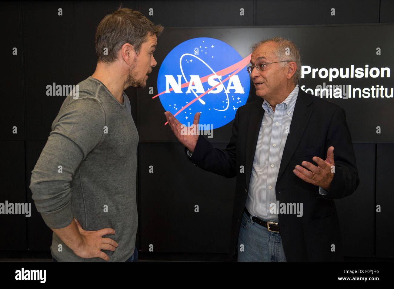 Schauspieler Matt Damon ist willkommen bei einem Besuch in dem Jet Propulsion Laboratory von Regisseur Charles Elachi 18. August 2015 in Pasadena, Kalifornien. Damon Sterne als Astronaut Mark Watney in dem Film "The Martian" und besuchte mit NASA-Wissenschaftler und Ingenieure, die als technische Berater auf dem Film diente. Stockfoto