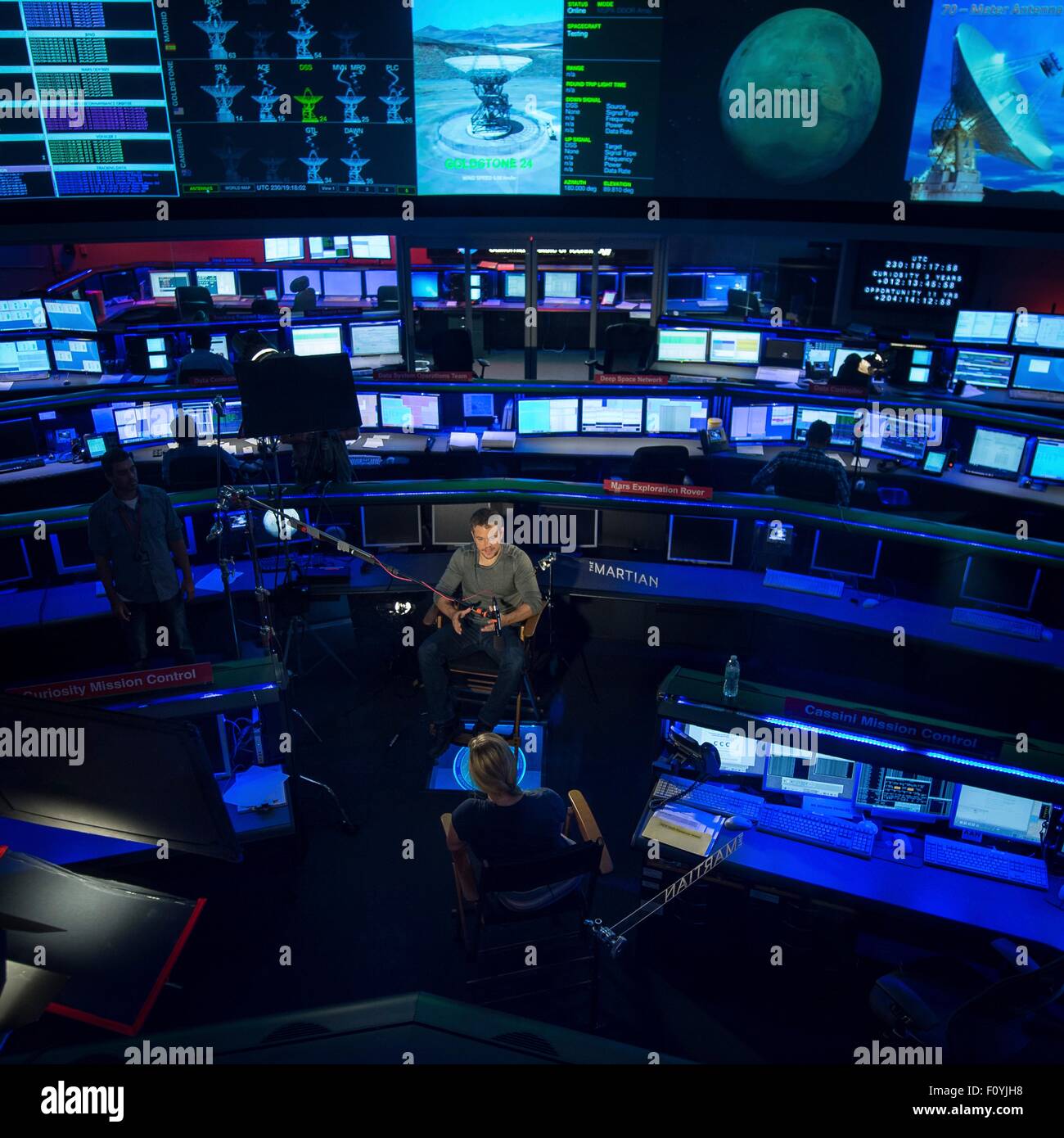Schauspieler Matt Damon sitzt in Mission Control für ein Interview bei einem Besuch in dem Jet Propulsion Laboratory 18. August 2015 in Pasadena, Kalifornien. Damon Sterne als Astronaut Mark Watney in dem Film "The Martian" und besuchte mit NASA-Wissenschaftler und Ingenieure, die als technische Berater auf dem Film diente. Stockfoto
