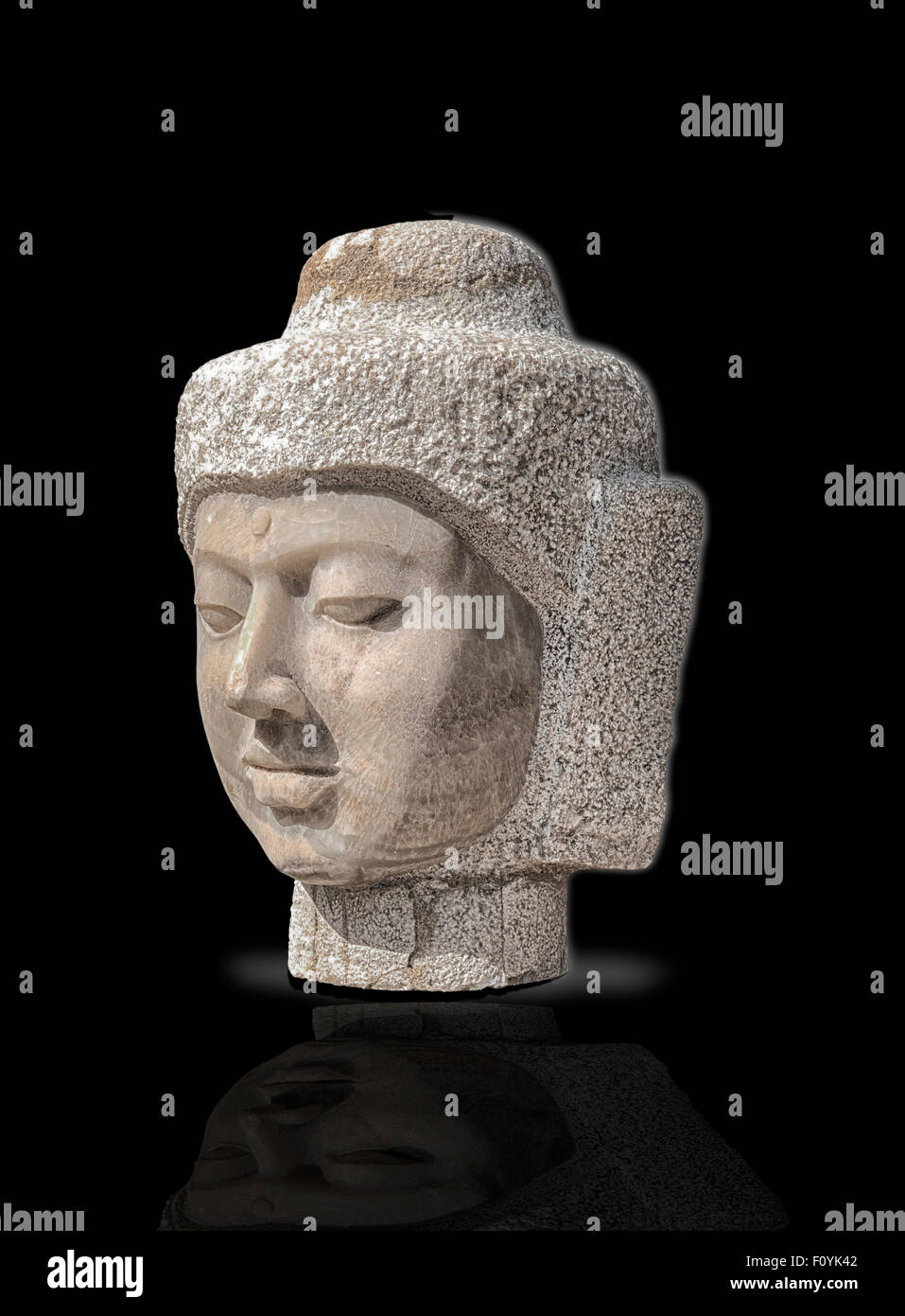 Eine dreiviertel-Ansicht eines modernen Stein geschnitzt Buddha-Kopf. Bild ist ein Knockout auf einem hinteren Hintergrund Stockfoto