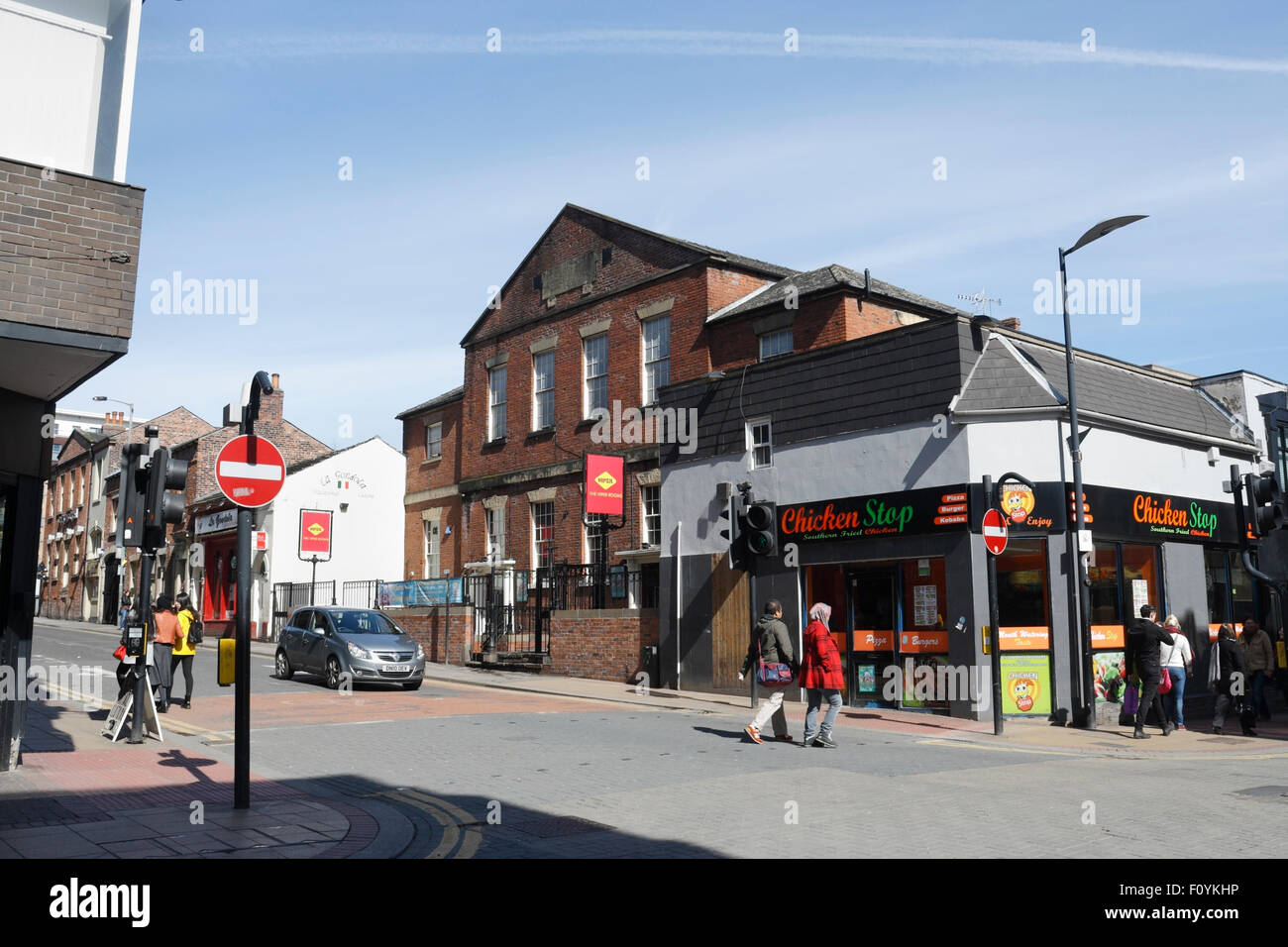 Szene auf der Division Street im Zentrum von Sheffield, England Stockfoto