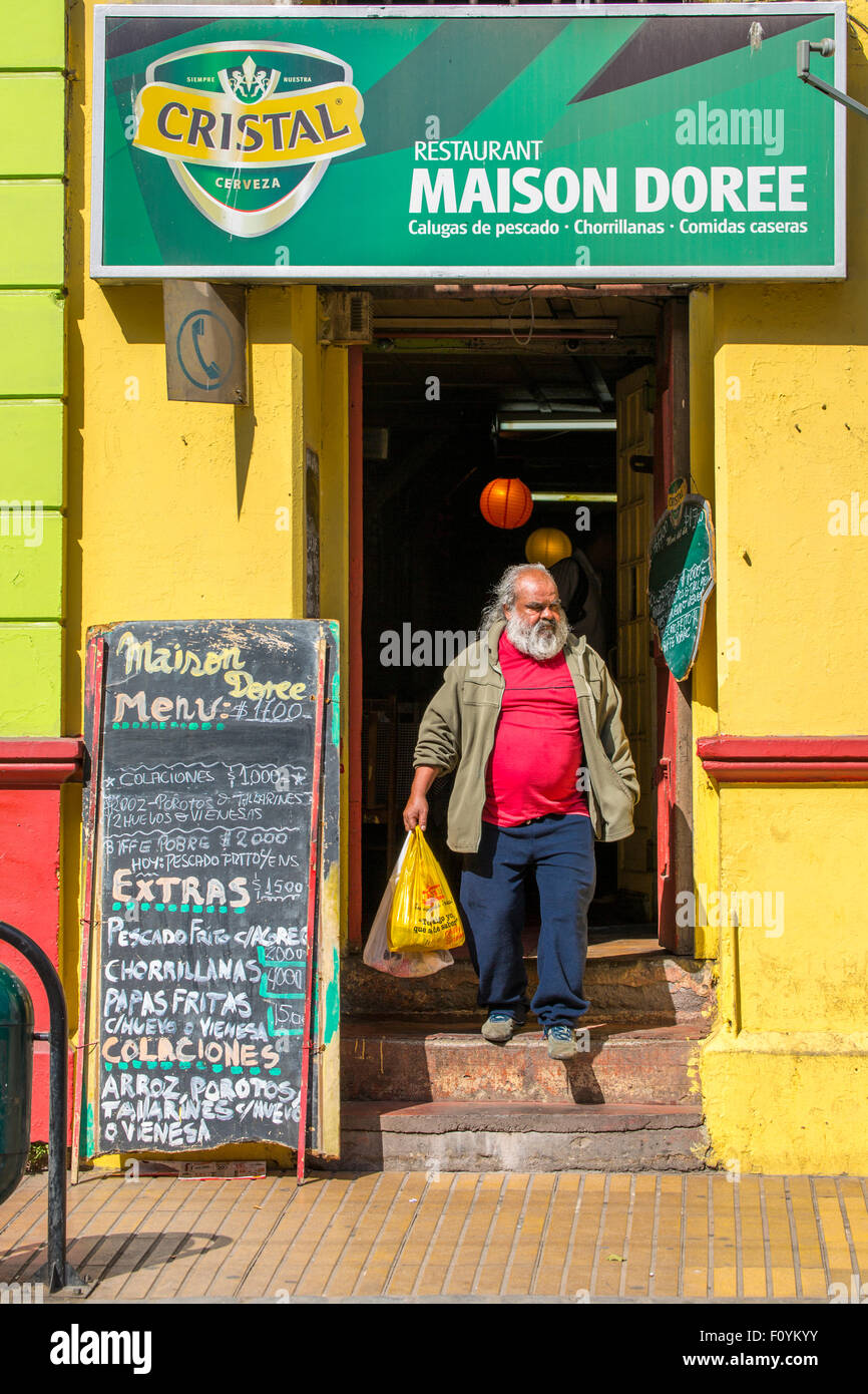Mann verlassen Maison Dorée Restaurant, Valparaiso, Chile Stockfoto