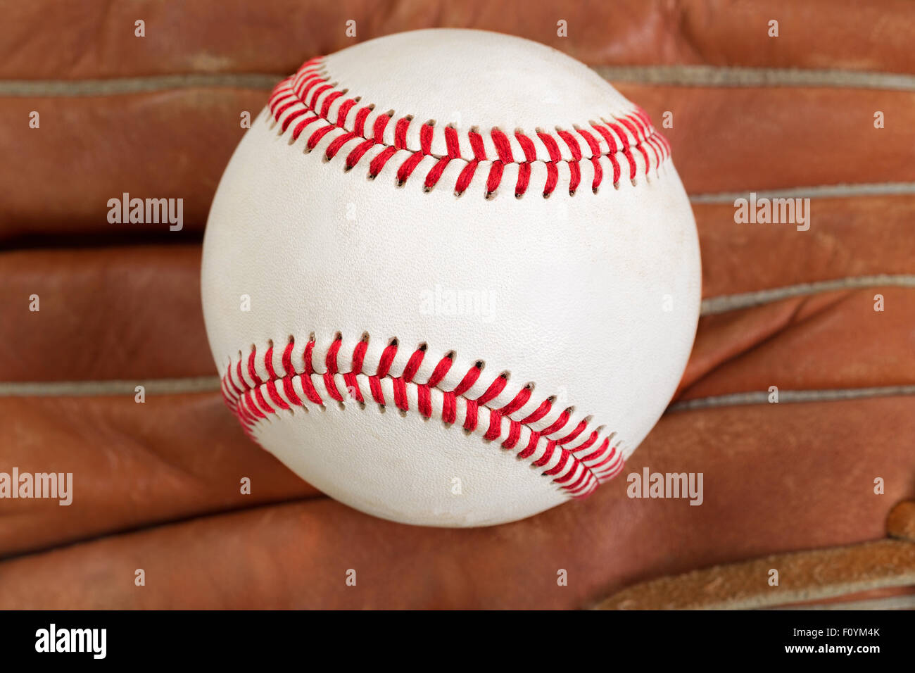 In der Nähe des Baseballs, selektiven Fokus auf Center, mit Leder-Handschuh im Hintergrund. In gefüllten Frame-Layout formatieren. Stockfoto