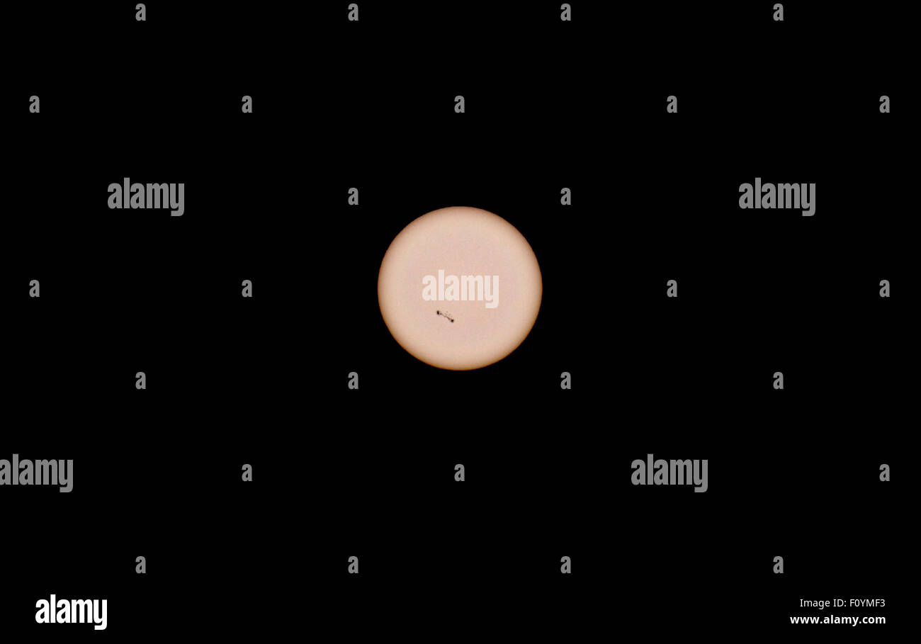 Riesige Erde vor Sonnenfleck 2403 am 23. August 2015, die kleinere Sonnenfleck ist 2404. Das Bild wurde durch solar Filter gedreht. Stockfoto