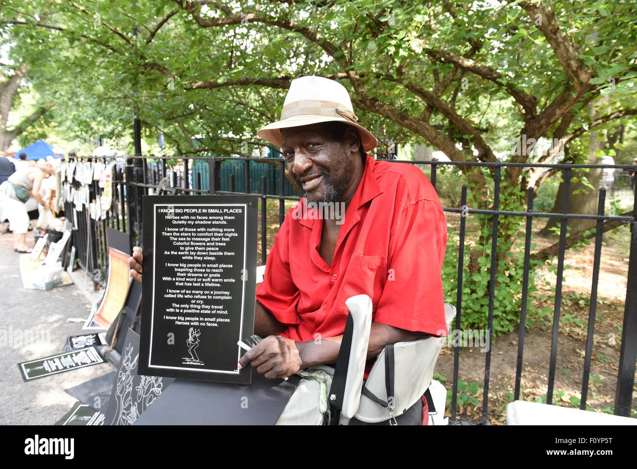 New York City, USA. 23. August 2015. Lower East Side Künstler Sir Show zeigt seine eigene Poesie auf Plakat im Tompkins Square Park. Tausende strömten Tompkins Square Park, live-jazz Performances feiert das Leben von Charlie Parker "Yardbird" zu hören. © Andy Katz/Pacific Press/Alamy Live-Nachrichten Stockfoto