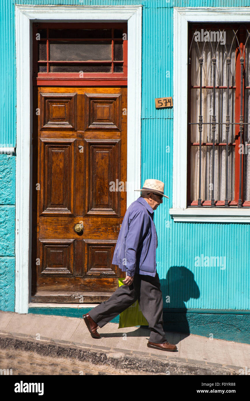 Man Walking Down Hill auf Cerro Alegre, Valparaiso, Chile Stockfoto