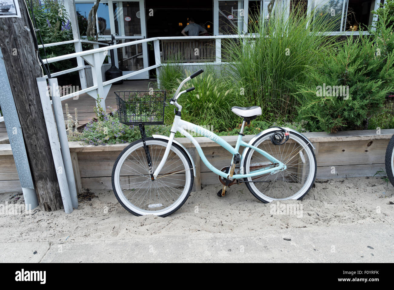 Fahrrad geparkt außerhalb einer Seaside Restaurant, Ocean Beach, Fire Island, Long Island, New York, USA.  Auf dem i sind keine Autos erlaubt. Stockfoto