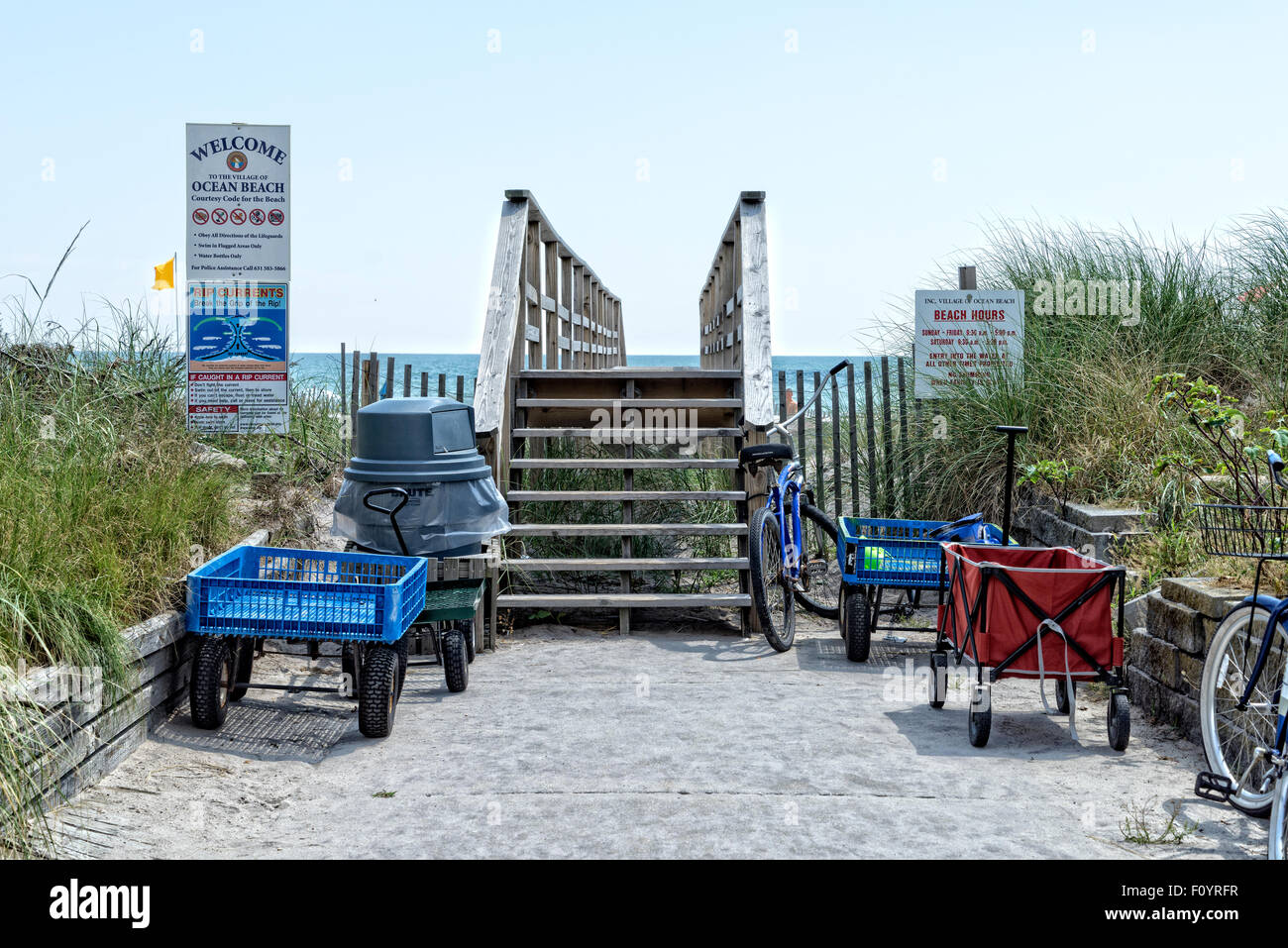 Eingang zum Ocean Beach, Fire Island, New York.  Ein Seaside Resort Community keine Autos erlaubt.  Bewohner-Wagen und Motorräder links ein Stockfoto