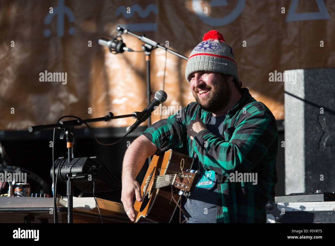 Glanusk Park in der Nähe von Brecon, Wales, 23. August 2015. Der letzte Tag des The Green Man Music Festival in den Brecon Beacons Mountains in Wales. Über Nacht Regenstürme verwandelte sich die Website in ein Schlammbad, aber am Nachmittag kam die Sonne heraus. Im Bild: Die PICTISH TRAIL (Hut) und süße BABOO (Klavier) in den Walled Garden. Bildnachweis: Rob Watkins/Alamy Live-News Team Stockfoto