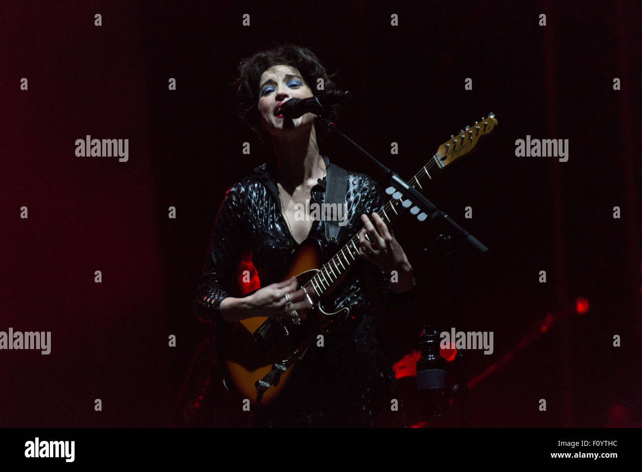 ST. VINCENT, HEADLINE-KONZERT, GREEN MAN FESTIVAL: MULTI-INSTRUMENTALIST ST. VINCENT tritt auf der Mountain Stage auf dem Green man Musikfestival in den Brecon Beacons Mountains, Glanusk Park, Wales, Großbritannien, 23. August 2015 auf. Quelle: Rob Watkins. INFO: St. Vincent, geborene Annie Clark, ist eine Grammy-Preisträgerin, die für ihre Genre-Mischung aus Sound, innovativer Gitarrenarbeit und beeindruckender visueller Ästhetik bekannt ist. Ihre Musik umfasst Art Rock, Pop und elektronische Stile, was sie zu einer markanten und einflussreichen Persönlichkeit in der zeitgenössischen Musik macht. Stockfoto