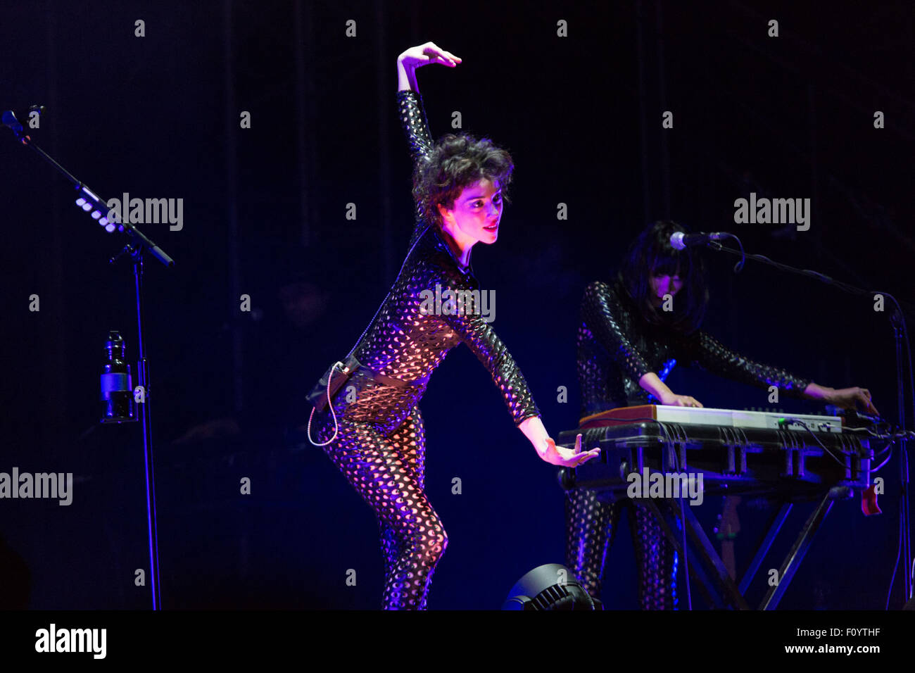 ST. VINCENT, HEADLINE-KONZERT, GREEN MAN FESTIVAL: MULTI-INSTRUMENTALIST ST. VINCENT tritt auf der Mountain Stage auf dem Green man Musikfestival in den Brecon Beacons Mountains, Glanusk Park, Wales, Großbritannien, 23. August 2015 auf. Quelle: Rob Watkins. INFO: St. Vincent, geborene Annie Clark, ist eine Grammy-Preisträgerin, die für ihre Genre-Mischung aus Sound, innovativer Gitarrenarbeit und beeindruckender visueller Ästhetik bekannt ist. Ihre Musik umfasst Art Rock, Pop und elektronische Stile, was sie zu einer markanten und einflussreichen Persönlichkeit in der zeitgenössischen Musik macht. Stockfoto