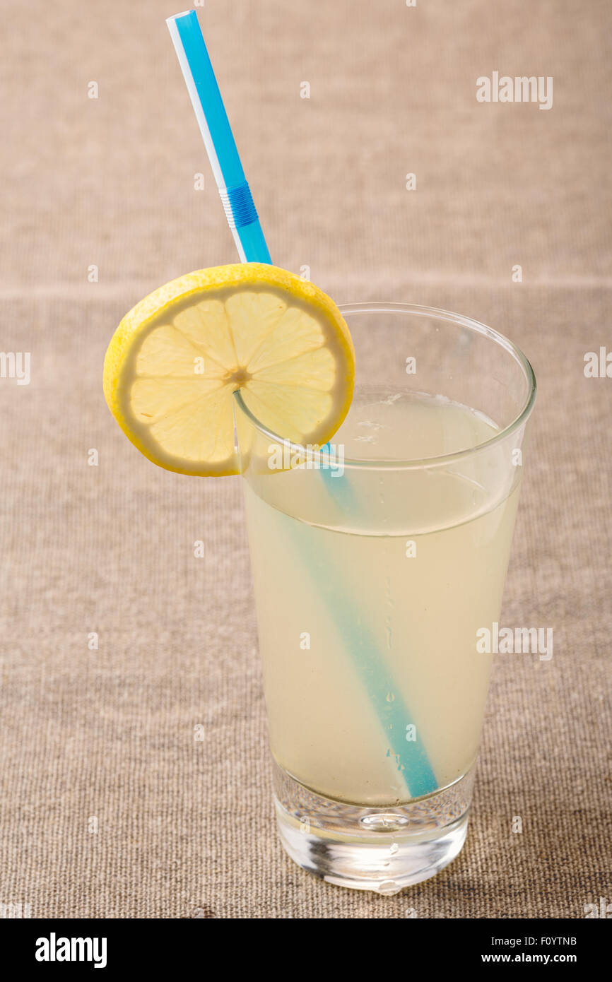 Longdrinkglas Shikanjvi hausgemachte Limonade mit Zitrone und Ingwer gewürzt mit Kreuzkümmel und Safran. Indische Getränke bekannt als Nimbu pan Stockfoto