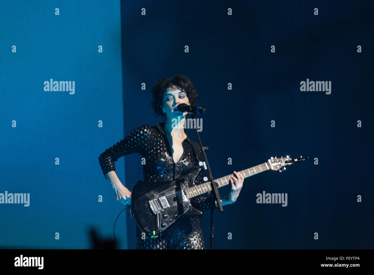 ST. VINCENT, HEADLINE-KONZERT, GREEN MAN FESTIVAL: MULTI-INSTRUMENTALIST ST. VINCENT tritt auf der Mountain Stage auf dem Green man Musikfestival in den Brecon Beacons Mountains, Glanusk Park, Wales, Großbritannien, 23. August 2015 auf. Quelle: Rob Watkins. INFO: St. Vincent, geborene Annie Clark, ist eine Grammy-Preisträgerin, die für ihre Genre-Mischung aus Sound, innovativer Gitarrenarbeit und beeindruckender visueller Ästhetik bekannt ist. Ihre Musik umfasst Art Rock, Pop und elektronische Stile, was sie zu einer markanten und einflussreichen Persönlichkeit in der zeitgenössischen Musik macht. Stockfoto