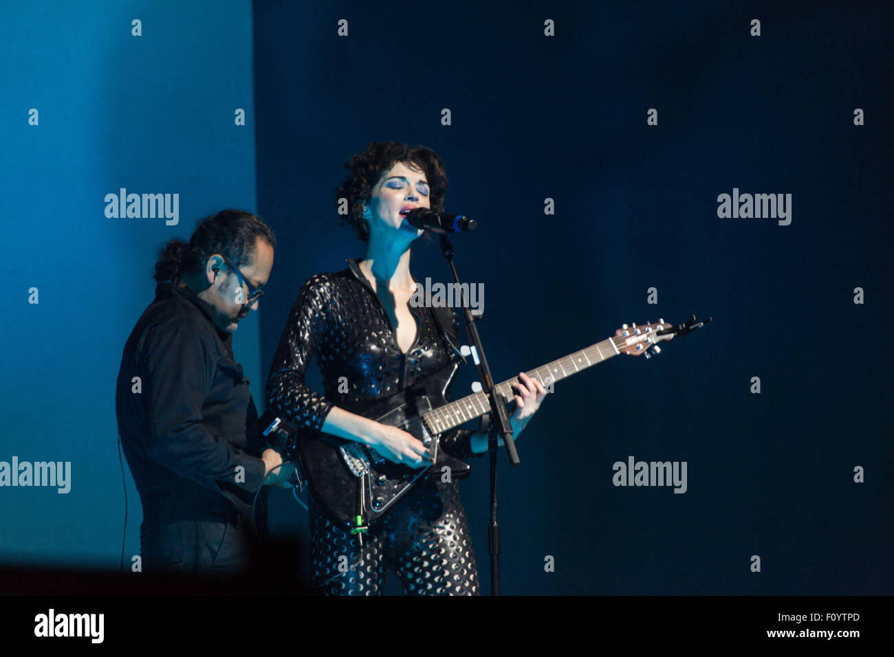 ST. VINCENT, HEADLINE-KONZERT, GREEN MAN FESTIVAL: MULTI-INSTRUMENTALIST ST. VINCENT tritt auf der Mountain Stage auf dem Green man Musikfestival in den Brecon Beacons Mountains, Glanusk Park, Wales, Großbritannien, 23. August 2015 auf. Quelle: Rob Watkins. INFO: St. Vincent, geborene Annie Clark, ist eine Grammy-Preisträgerin, die für ihre Genre-Mischung aus Sound, innovativer Gitarrenarbeit und beeindruckender visueller Ästhetik bekannt ist. Ihre Musik umfasst Art Rock, Pop und elektronische Stile, was sie zu einer markanten und einflussreichen Persönlichkeit in der zeitgenössischen Musik macht. Stockfoto