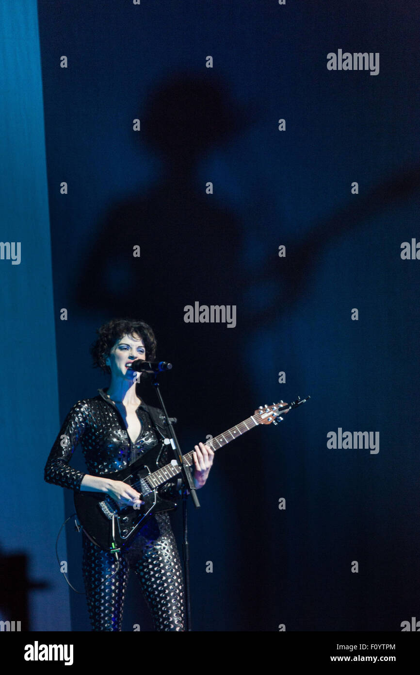 ST. VINCENT, HEADLINE-KONZERT, GREEN MAN FESTIVAL: MULTI-INSTRUMENTALIST ST. VINCENT tritt auf der Mountain Stage auf dem Green man Musikfestival in den Brecon Beacons Mountains, Glanusk Park, Wales, Großbritannien, 23. August 2015 auf. Quelle: Rob Watkins. INFO: St. Vincent, geborene Annie Clark, ist eine Grammy-Preisträgerin, die für ihre Genre-Mischung aus Sound, innovativer Gitarrenarbeit und beeindruckender visueller Ästhetik bekannt ist. Ihre Musik umfasst Art Rock, Pop und elektronische Stile, was sie zu einer markanten und einflussreichen Persönlichkeit in der zeitgenössischen Musik macht. Stockfoto