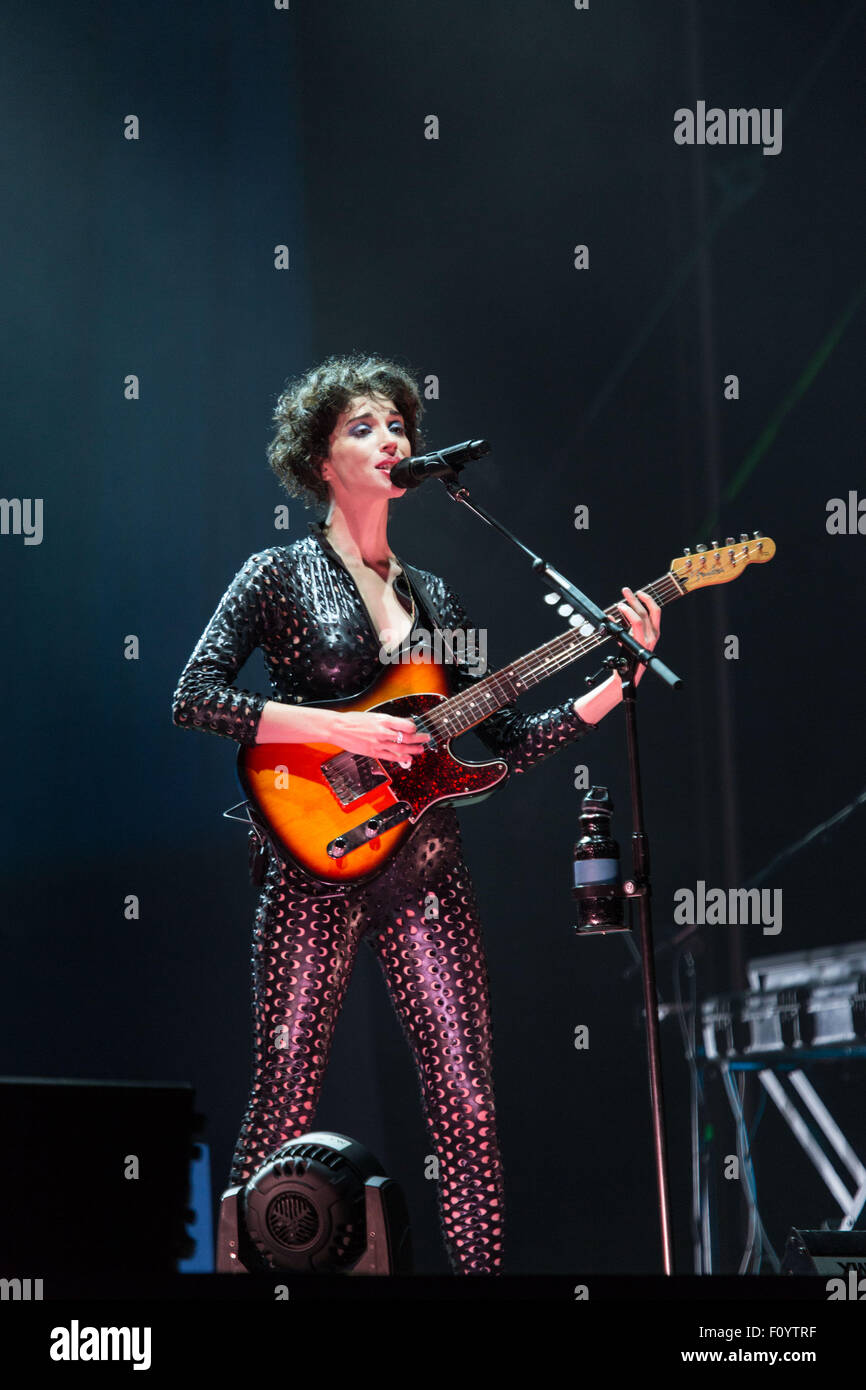 ST. VINCENT, HEADLINE-KONZERT, GREEN MAN FESTIVAL: MULTI-INSTRUMENTALIST ST. VINCENT tritt auf der Mountain Stage auf dem Green man Musikfestival in den Brecon Beacons Mountains, Glanusk Park, Wales, Großbritannien, 23. August 2015 auf. Quelle: Rob Watkins. INFO: St. Vincent, geborene Annie Clark, ist eine Grammy-Preisträgerin, die für ihre Genre-Mischung aus Sound, innovativer Gitarrenarbeit und beeindruckender visueller Ästhetik bekannt ist. Ihre Musik umfasst Art Rock, Pop und elektronische Stile, was sie zu einer markanten und einflussreichen Persönlichkeit in der zeitgenössischen Musik macht. Stockfoto