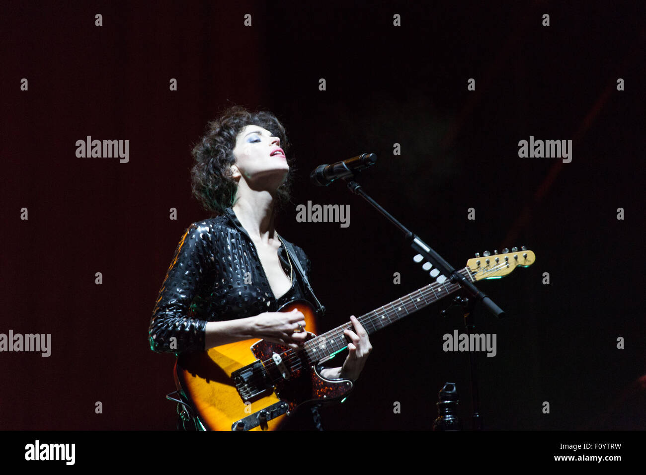 ST. VINCENT, HEADLINE-KONZERT, GREEN MAN FESTIVAL: MULTI-INSTRUMENTALIST ST. VINCENT tritt auf der Mountain Stage auf dem Green man Musikfestival in den Brecon Beacons Mountains, Glanusk Park, Wales, Großbritannien, 23. August 2015 auf. Quelle: Rob Watkins. INFO: St. Vincent, geborene Annie Clark, ist eine Grammy-Preisträgerin, die für ihre Genre-Mischung aus Sound, innovativer Gitarrenarbeit und beeindruckender visueller Ästhetik bekannt ist. Ihre Musik umfasst Art Rock, Pop und elektronische Stile, was sie zu einer markanten und einflussreichen Persönlichkeit in der zeitgenössischen Musik macht. Stockfoto