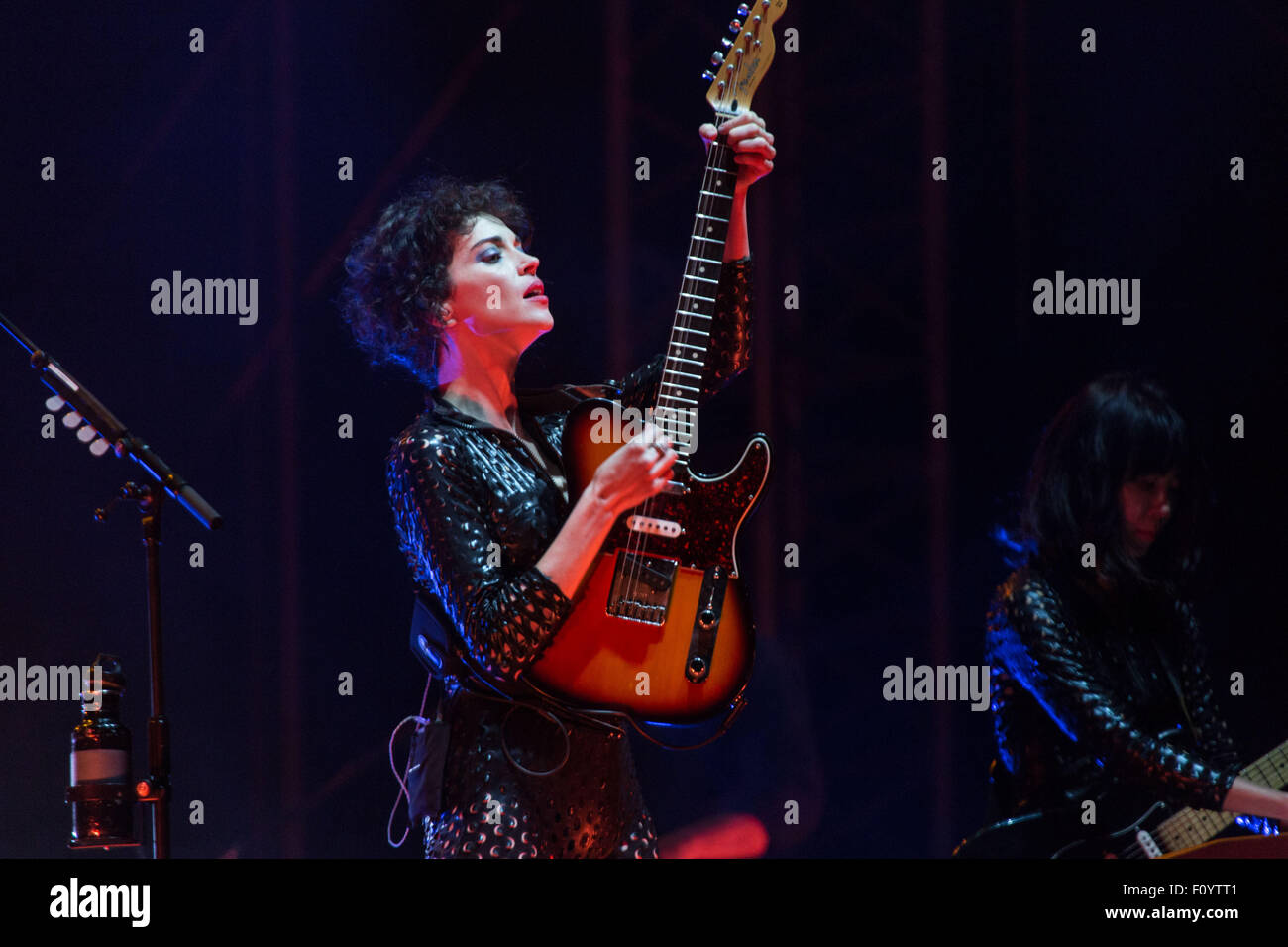 ST. VINCENT, HEADLINE-KONZERT, GREEN MAN FESTIVAL: MULTI-INSTRUMENTALIST ST. VINCENT tritt auf der Mountain Stage auf dem Green man Musikfestival in den Brecon Beacons Mountains, Glanusk Park, Wales, Großbritannien, 23. August 2015 auf. Quelle: Rob Watkins. INFO: St. Vincent, geborene Annie Clark, ist eine Grammy-Preisträgerin, die für ihre Genre-Mischung aus Sound, innovativer Gitarrenarbeit und beeindruckender visueller Ästhetik bekannt ist. Ihre Musik umfasst Art Rock, Pop und elektronische Stile, was sie zu einer markanten und einflussreichen Persönlichkeit in der zeitgenössischen Musik macht. Stockfoto