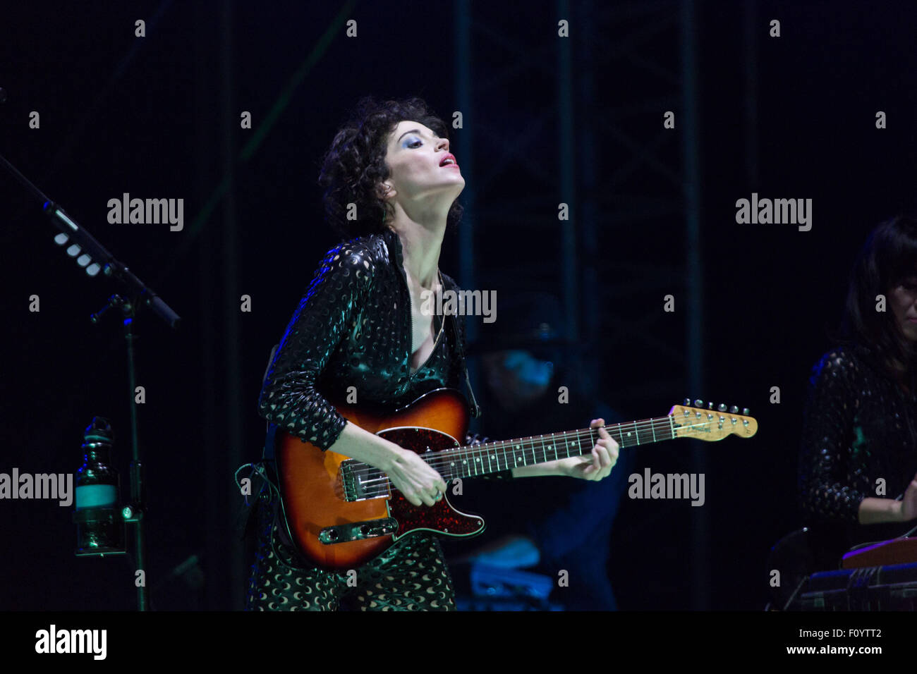 ST. VINCENT, HEADLINE-KONZERT, GREEN MAN FESTIVAL: MULTI-INSTRUMENTALIST ST. VINCENT tritt auf der Mountain Stage auf dem Green man Musikfestival in den Brecon Beacons Mountains, Glanusk Park, Wales, Großbritannien, 23. August 2015 auf. Quelle: Rob Watkins. INFO: St. Vincent, geborene Annie Clark, ist eine Grammy-Preisträgerin, die für ihre Genre-Mischung aus Sound, innovativer Gitarrenarbeit und beeindruckender visueller Ästhetik bekannt ist. Ihre Musik umfasst Art Rock, Pop und elektronische Stile, was sie zu einer markanten und einflussreichen Persönlichkeit in der zeitgenössischen Musik macht. Stockfoto