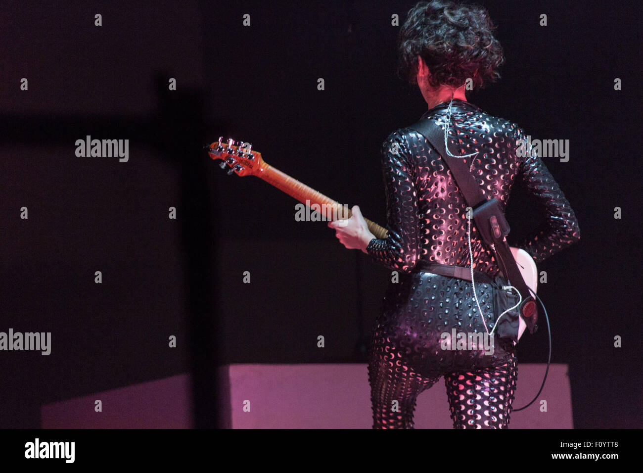 ST. VINCENT, HEADLINE-KONZERT, GREEN MAN FESTIVAL: MULTI-INSTRUMENTALIST ST. VINCENT tritt auf der Mountain Stage auf dem Green man Musikfestival in den Brecon Beacons Mountains, Glanusk Park, Wales, Großbritannien, 23. August 2015 auf. Quelle: Rob Watkins. INFO: St. Vincent, geborene Annie Clark, ist eine Grammy-Preisträgerin, die für ihre Genre-Mischung aus Sound, innovativer Gitarrenarbeit und beeindruckender visueller Ästhetik bekannt ist. Ihre Musik umfasst Art Rock, Pop und elektronische Stile, was sie zu einer markanten und einflussreichen Persönlichkeit in der zeitgenössischen Musik macht. Stockfoto