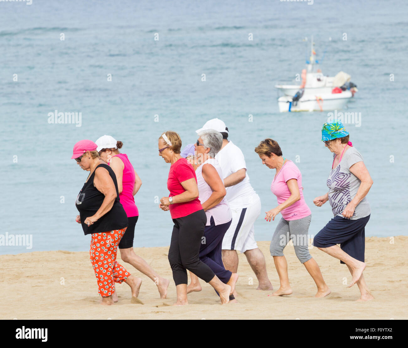 Rentner halten täglich Passungsklasse am Strand von Las Canteras in Las Palmas, Gran Canaria, Kanarische Inseln, Spanien Stockfoto